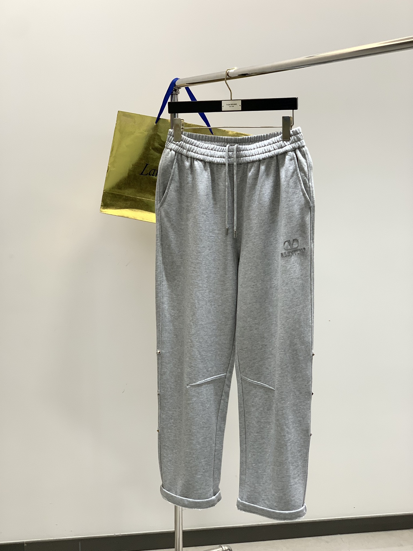 ，Valentino 华伦天奴，2025秋季新品，专柜同步有售，原单狠货，时尚休闲裤，采用进口120支欧