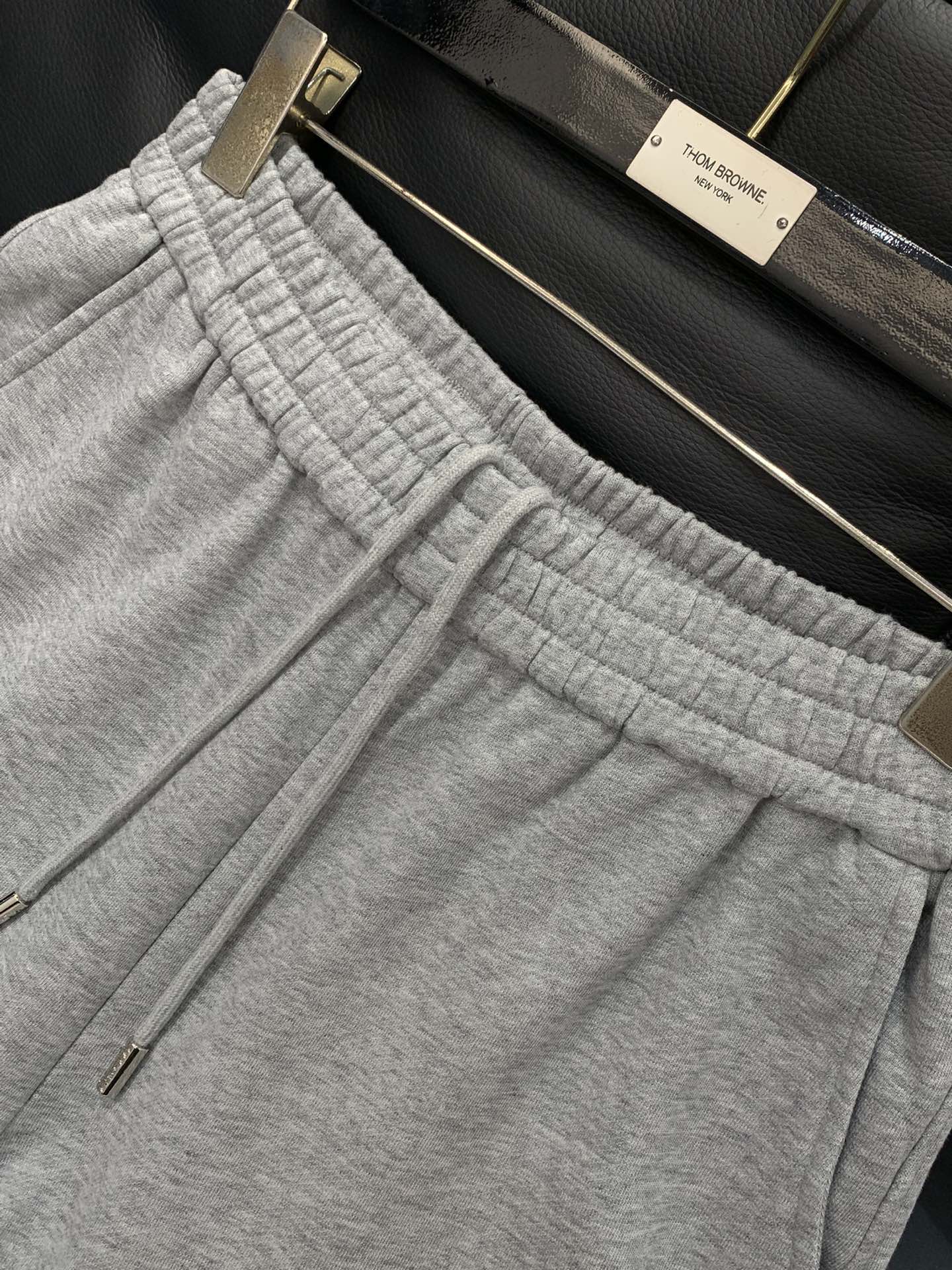 ，Valentino 华伦天奴，2025秋季新品，专柜同步有售，原单狠货，时尚休闲裤，采用进口120支欧