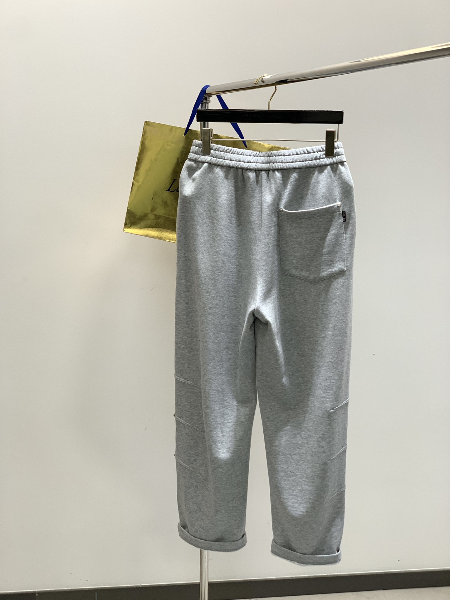 ，Valentino 华伦天奴，2025秋季新品，专柜同步有售，原单狠货，时尚休闲裤，采用进口120支欧