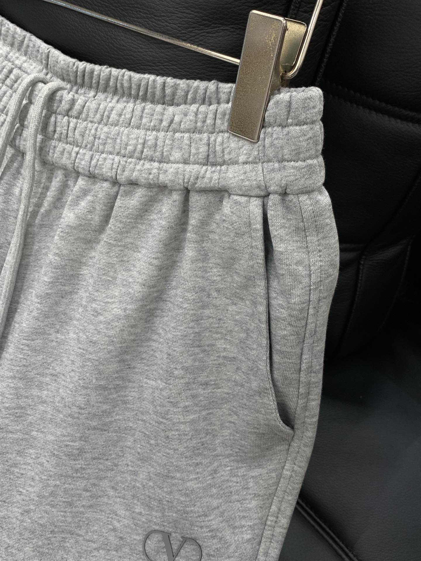 ，Valentino 华伦天奴，2025秋季新品，专柜同步有售，原单狠货，时尚休闲裤，采用进口120支欧