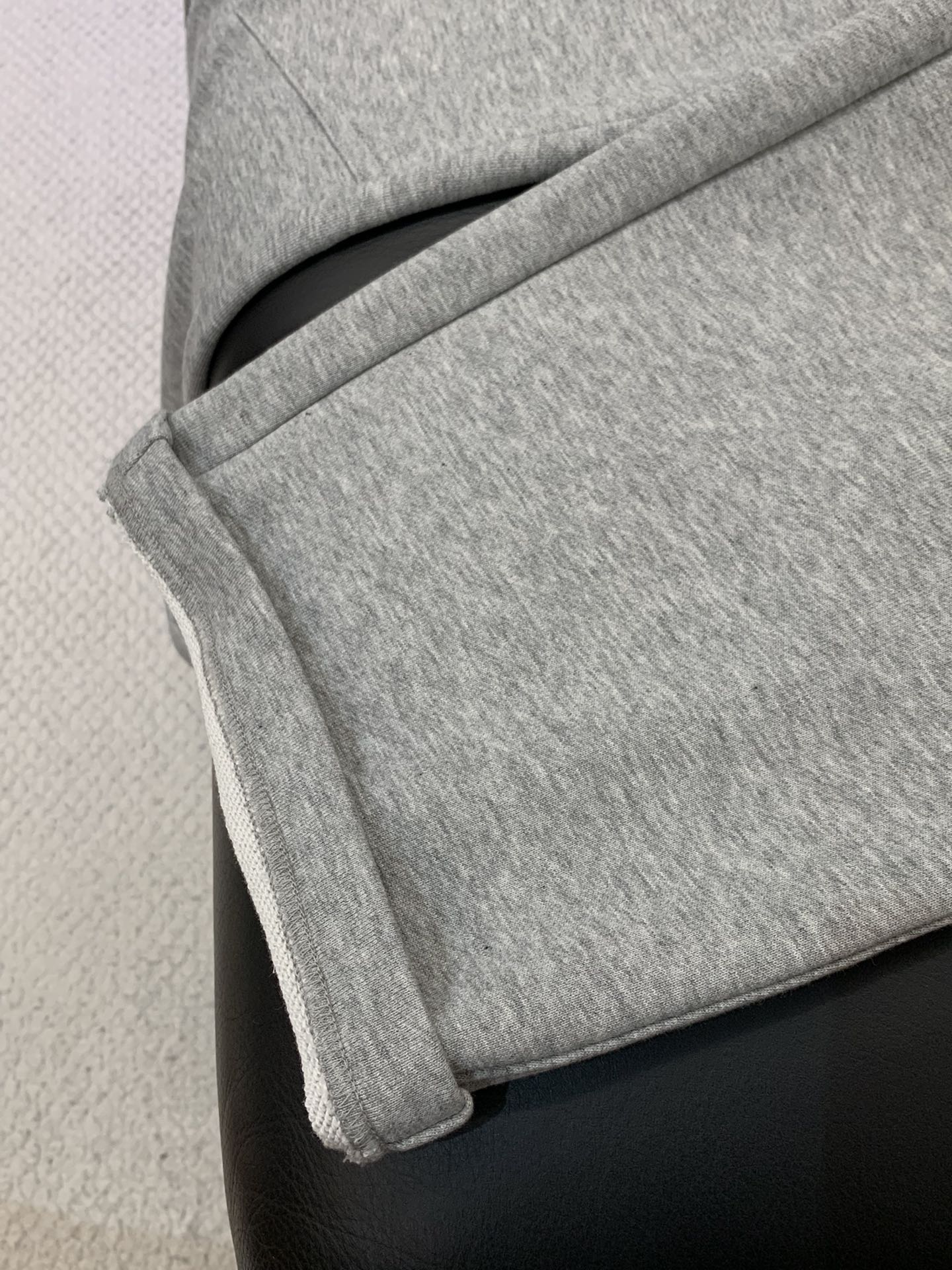 ，Valentino 华伦天奴，2025秋季新品，专柜同步有售，原单狠货，时尚休闲裤，采用进口120支欧