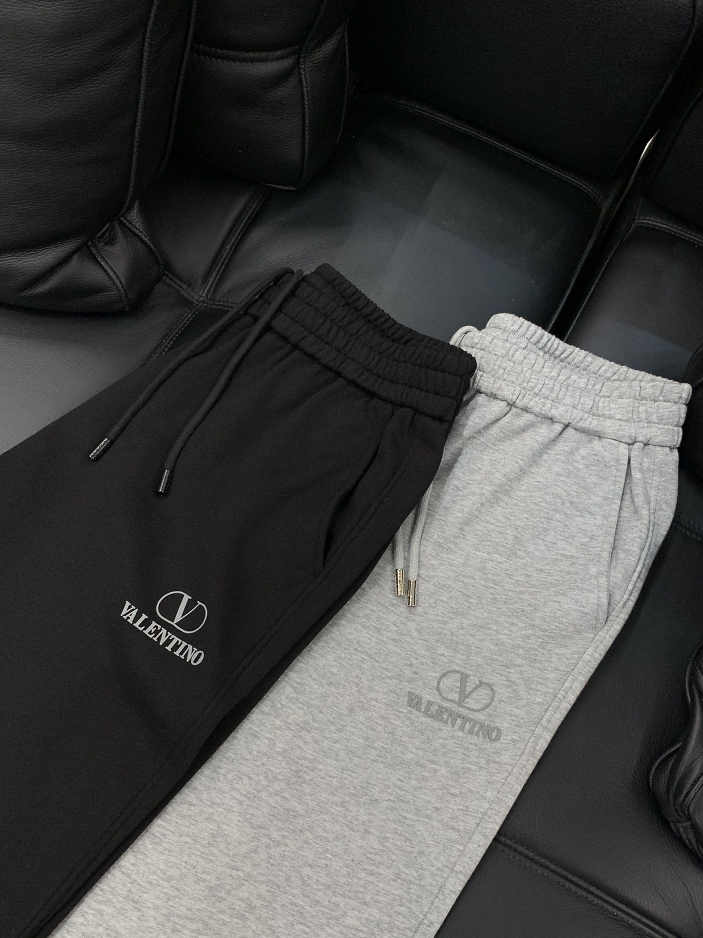 ，Valentino 华伦天奴，2025秋季新品，专柜同步有售，原单狠货，时尚休闲裤，采用进口120支欧