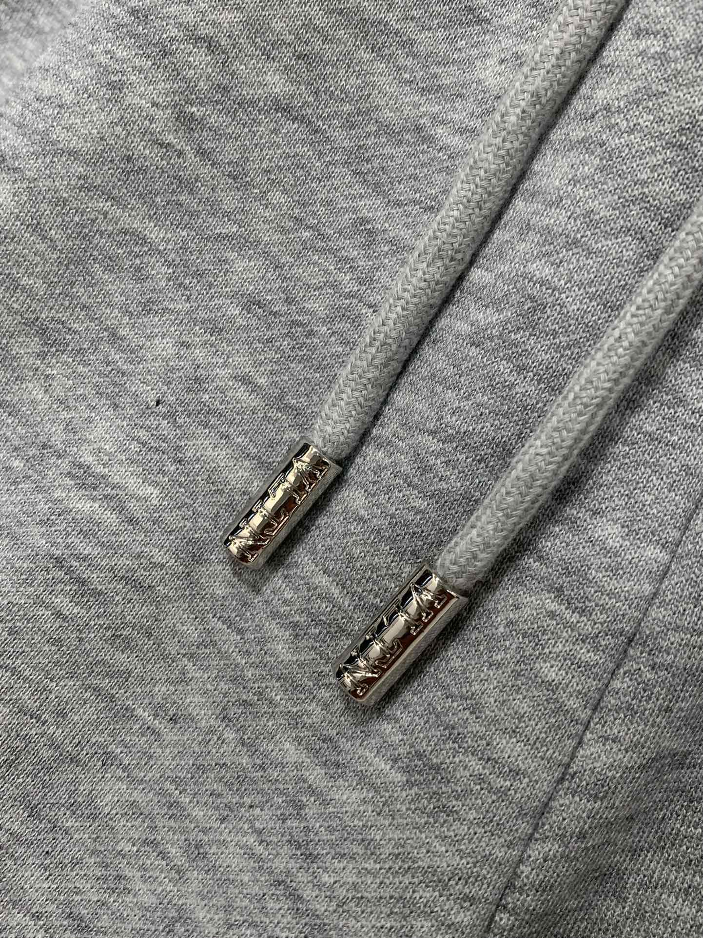 ，Valentino 华伦天奴，2025秋季新品，专柜同步有售，原单狠货，时尚休闲裤，采用进口120支欧