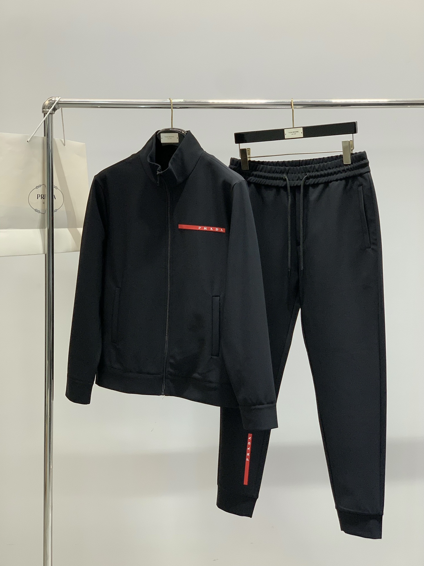 一套，PRADA 普拉达，2025秋季最新品，专柜同步有售，时尚休闲套装，进口原版面料，做工极为复杂，唯