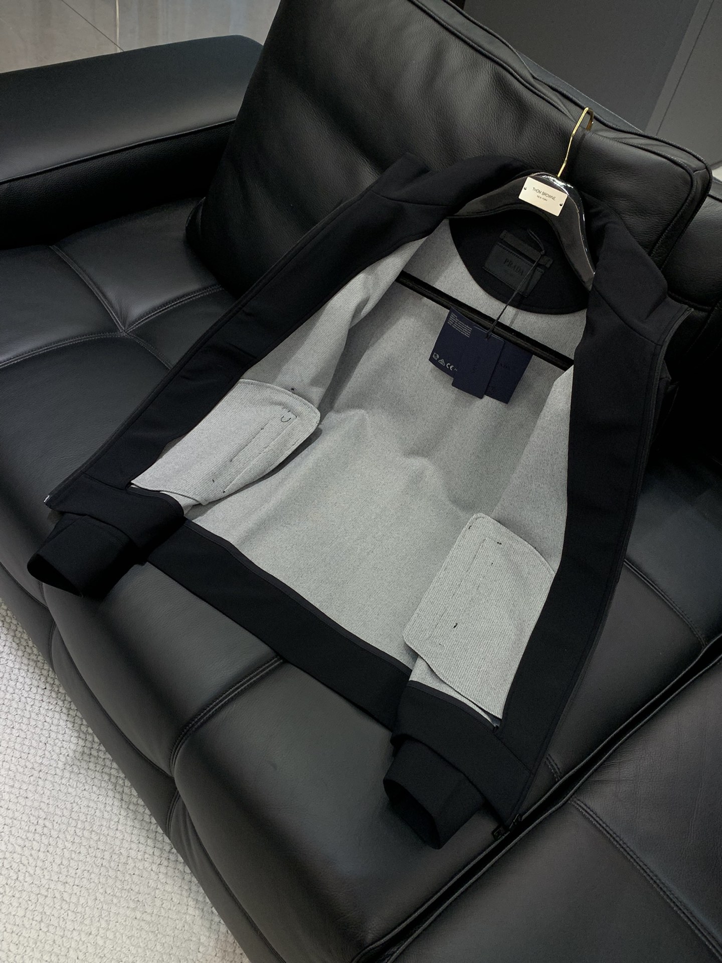 一套，PRADA 普拉达，2025秋季最新品，专柜同步有售，时尚休闲套装，进口原版面料，做工极为复杂，唯