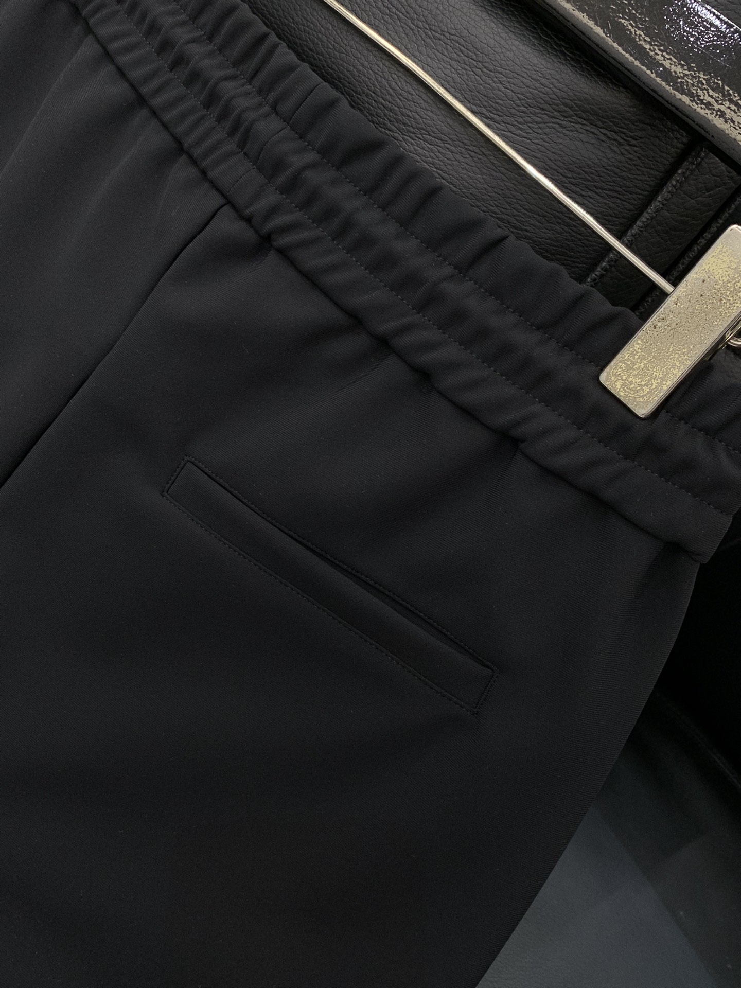 一套，PRADA 普拉达，2025秋季最新品，专柜同步有售，时尚休闲套装，进口原版面料，做工极为复杂，唯