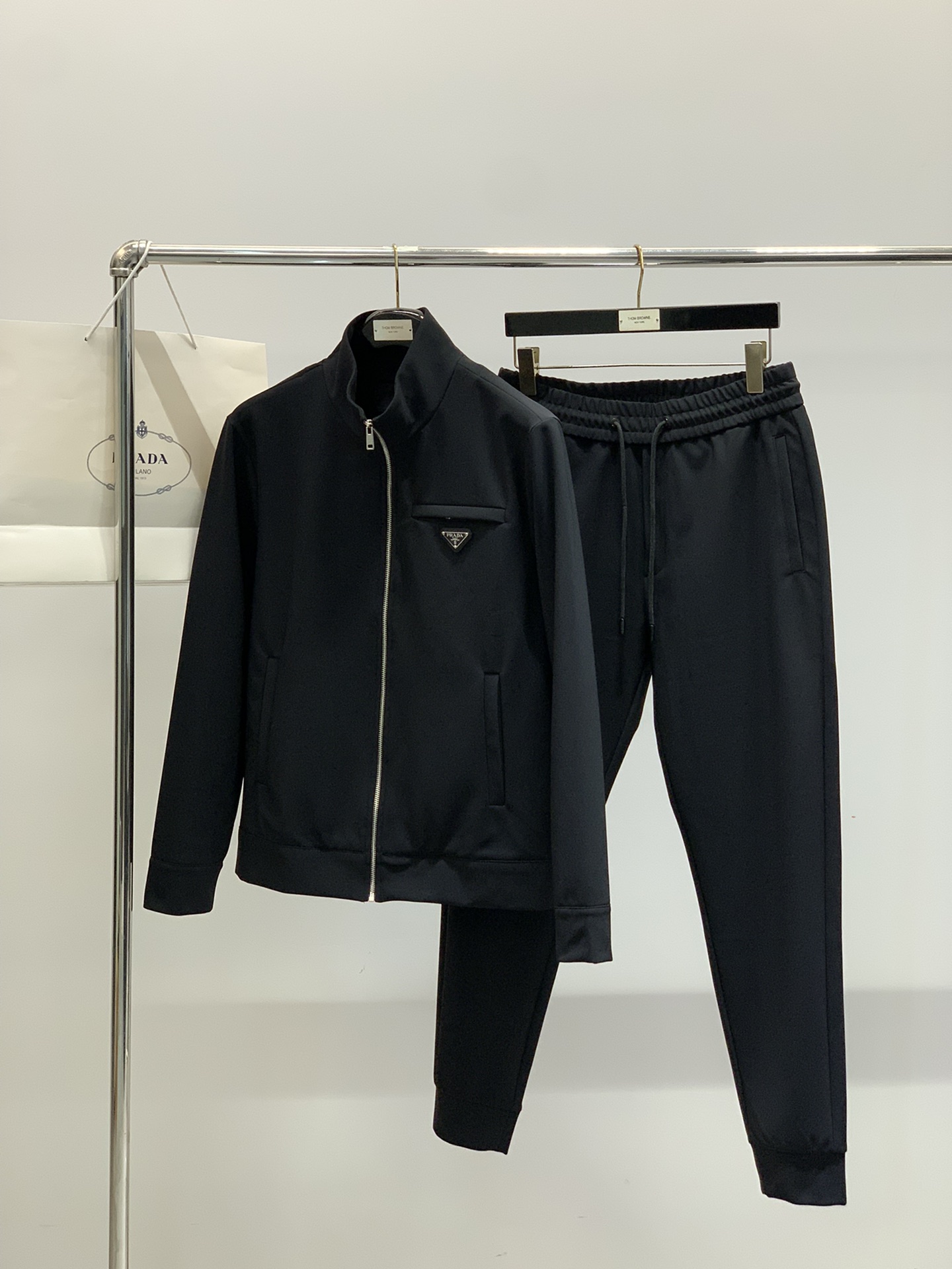 一套，PRADA 普拉达，2025秋季最新品，专柜同步有售，时尚休闲套装，进口原版面料，做工极为复杂，唯