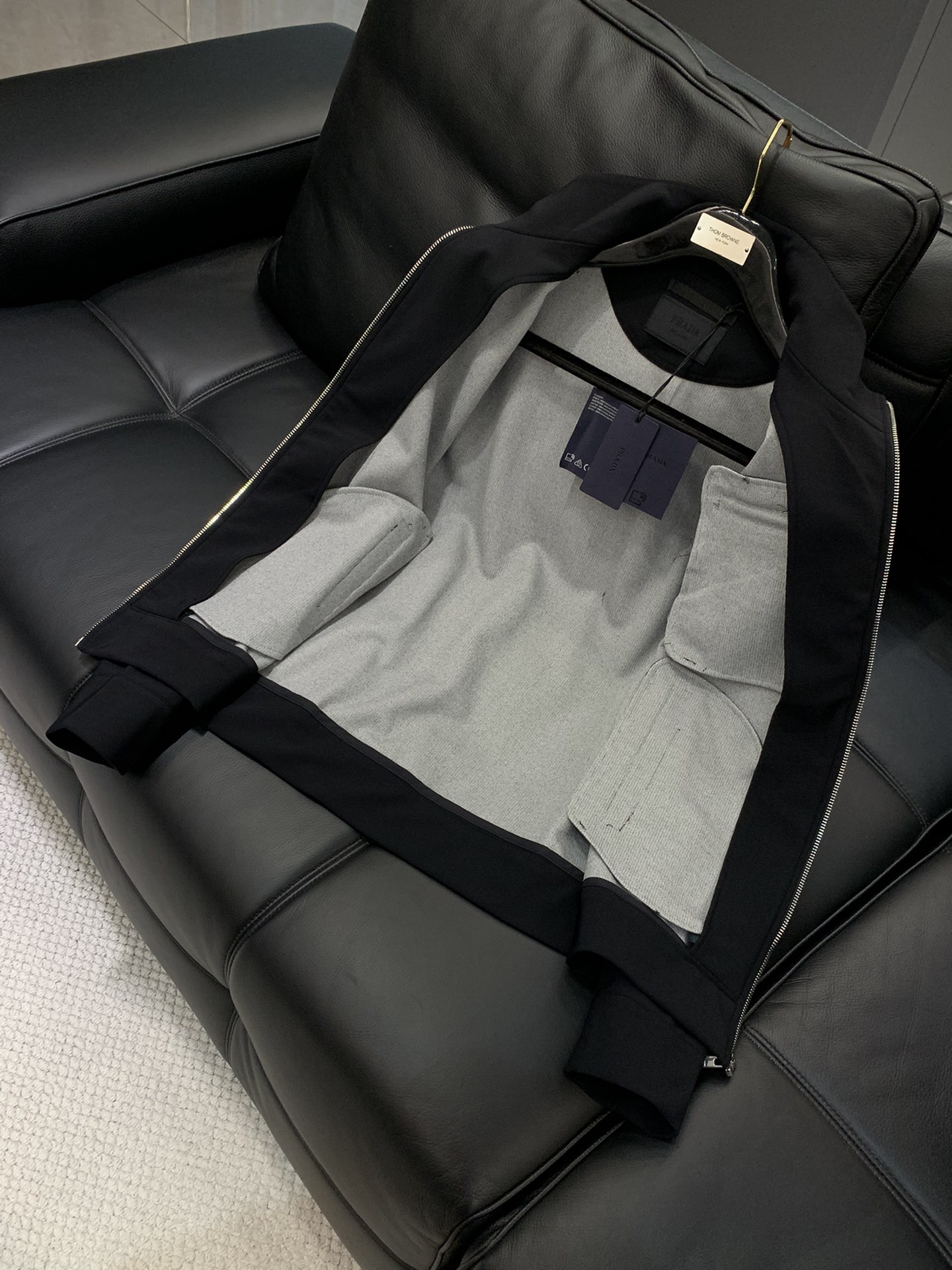 一套，PRADA 普拉达，2025秋季最新品，专柜同步有售，时尚休闲套装，进口原版面料，做工极为复杂，唯