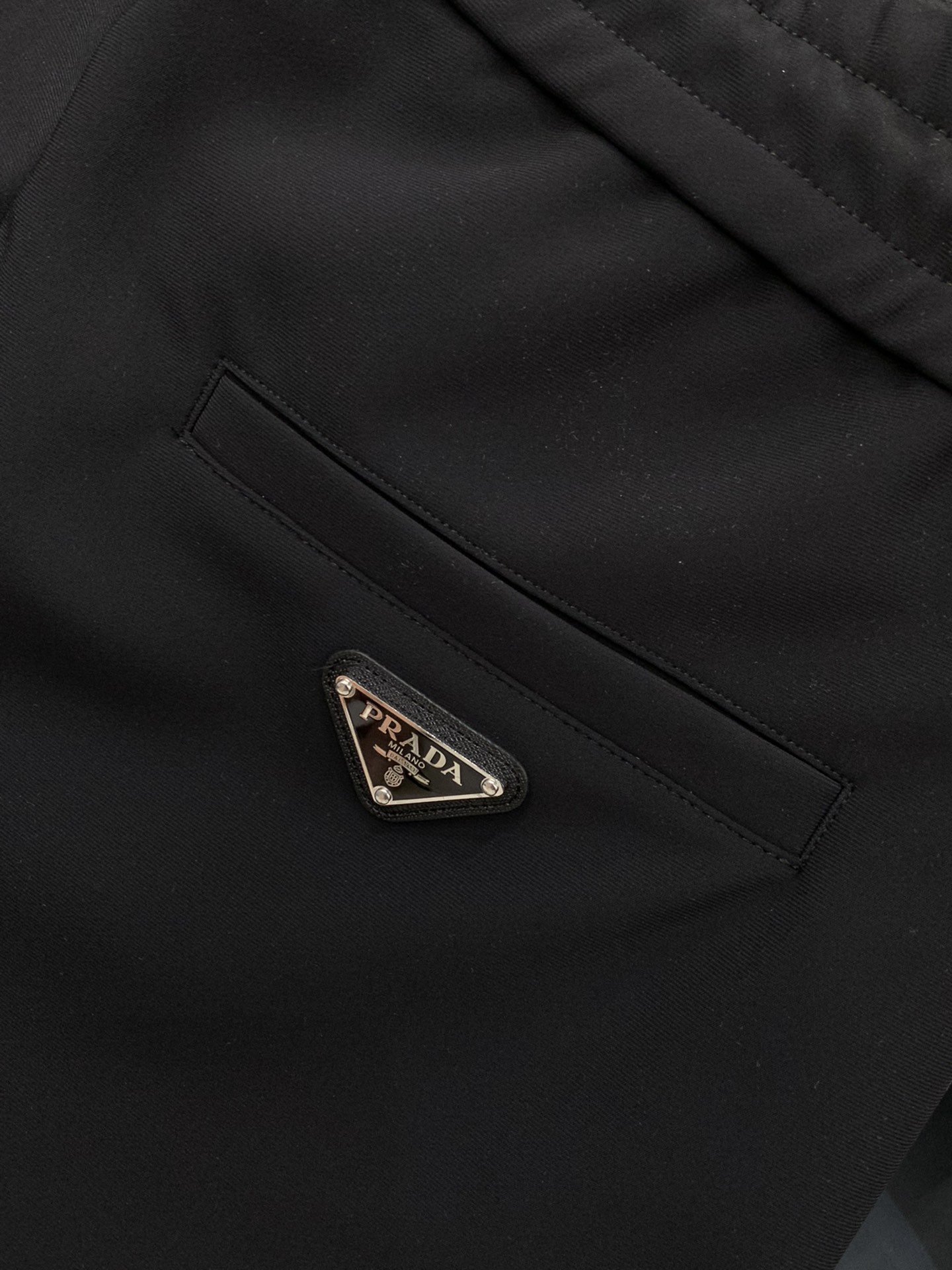 一套，PRADA 普拉达，2025秋季最新品，专柜同步有售，时尚休闲套装，进口原版面料，做工极为复杂，唯