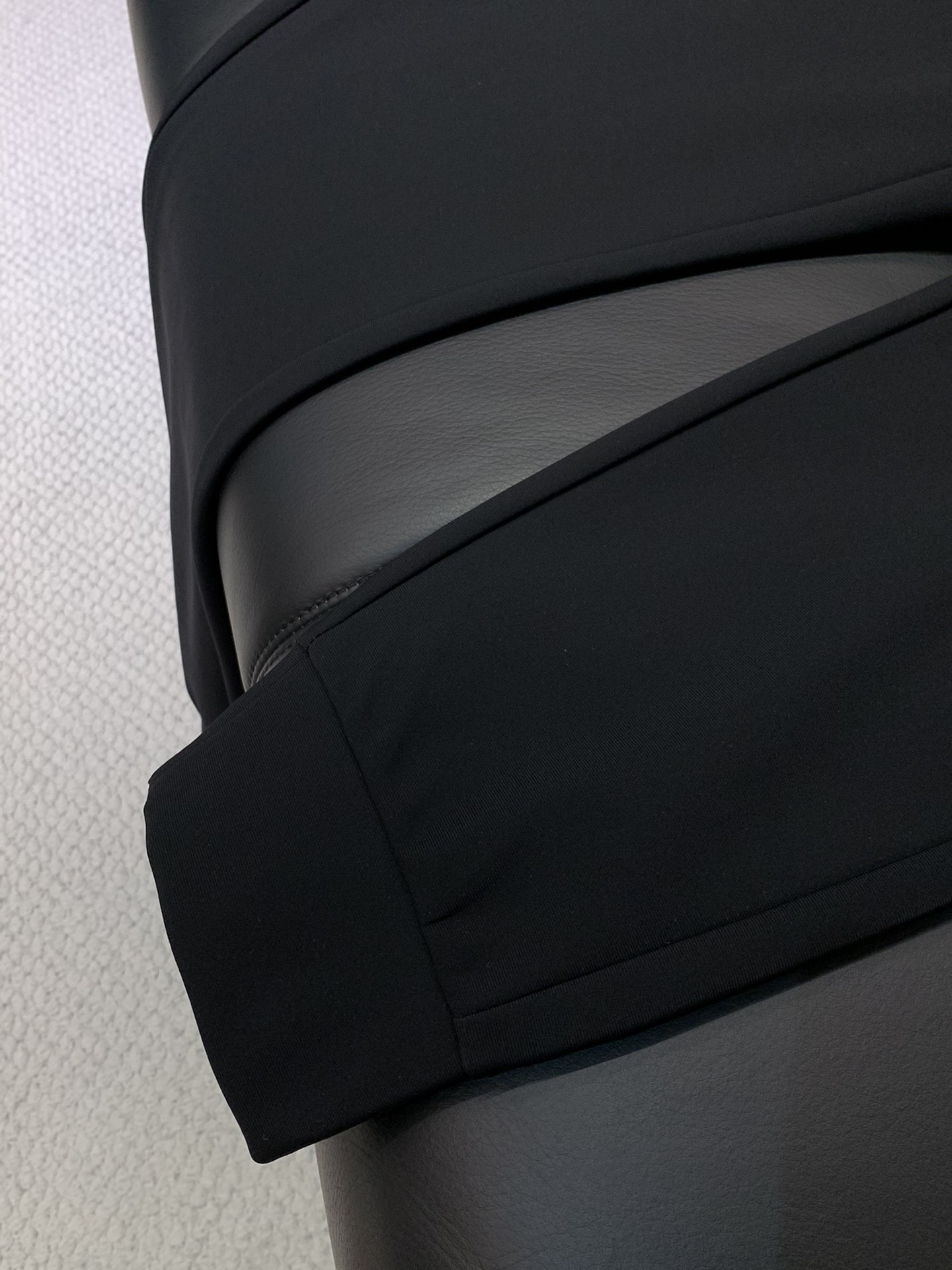 一套，PRADA 普拉达，2025秋季最新品，专柜同步有售，时尚休闲套装，进口原版面料，做工极为复杂，唯