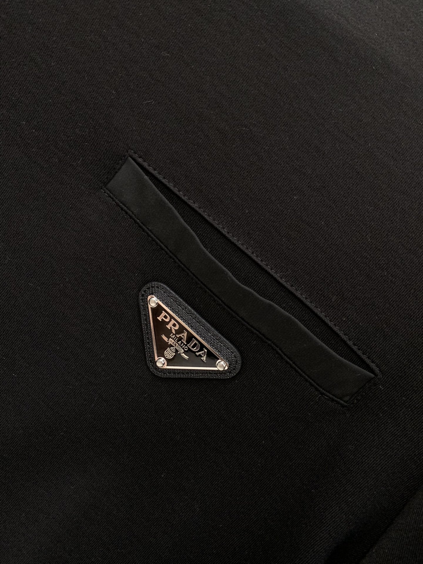 ，PRADA 普拉达，2025秋季最新品，专柜同步有售，时尚休闲圆领长袖T恤，进口原版面料，做工极为复杂