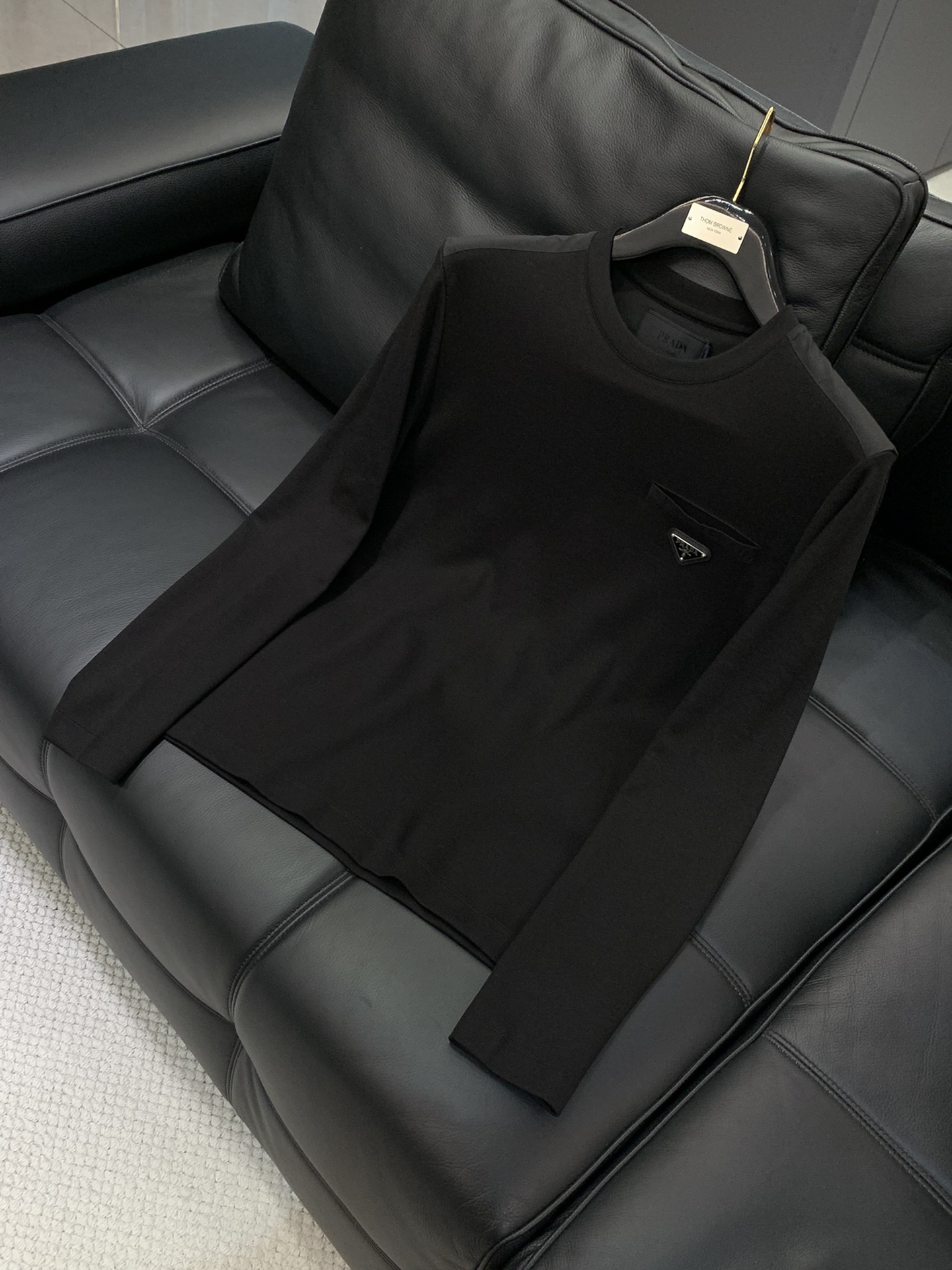 ，PRADA 普拉达，2025秋季最新品，专柜同步有售，时尚休闲圆领长袖T恤，进口原版面料，做工极为复杂