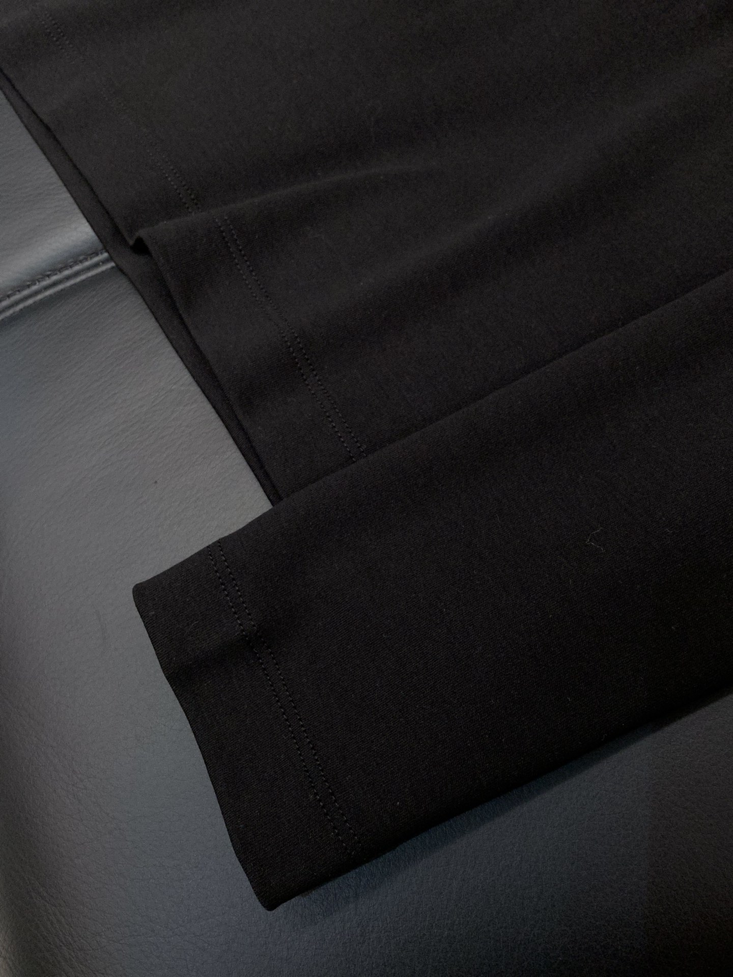 ，PRADA 普拉达，2025秋季最新品，专柜同步有售，时尚休闲圆领长袖T恤，进口原版面料，做工极为复杂