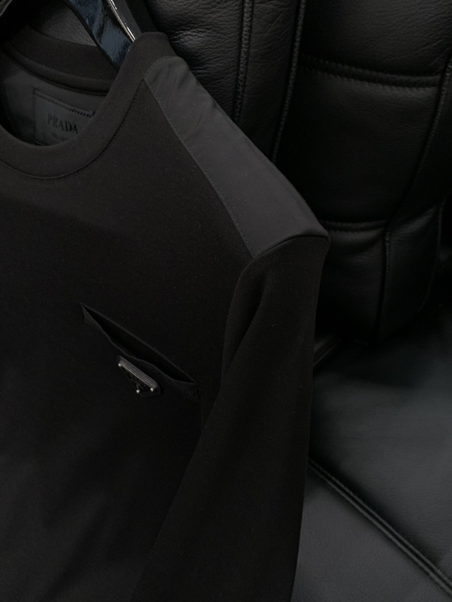 ，PRADA 普拉达，2025秋季最新品，专柜同步有售，时尚休闲圆领长袖T恤，进口原版面料，做工极为复杂