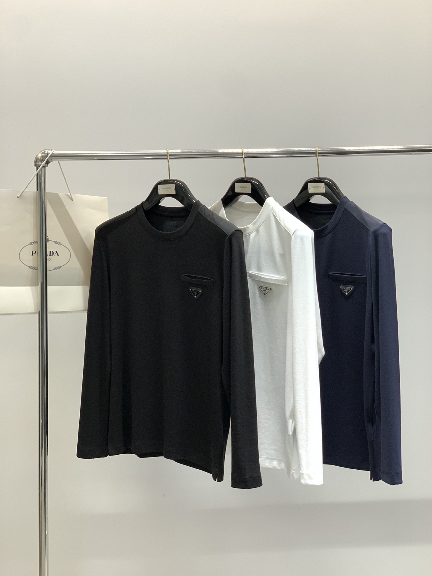 ，PRADA 普拉达，2025秋季最新品，专柜同步有售，时尚休闲圆领长袖T恤，进口原版面料，做工极为复杂