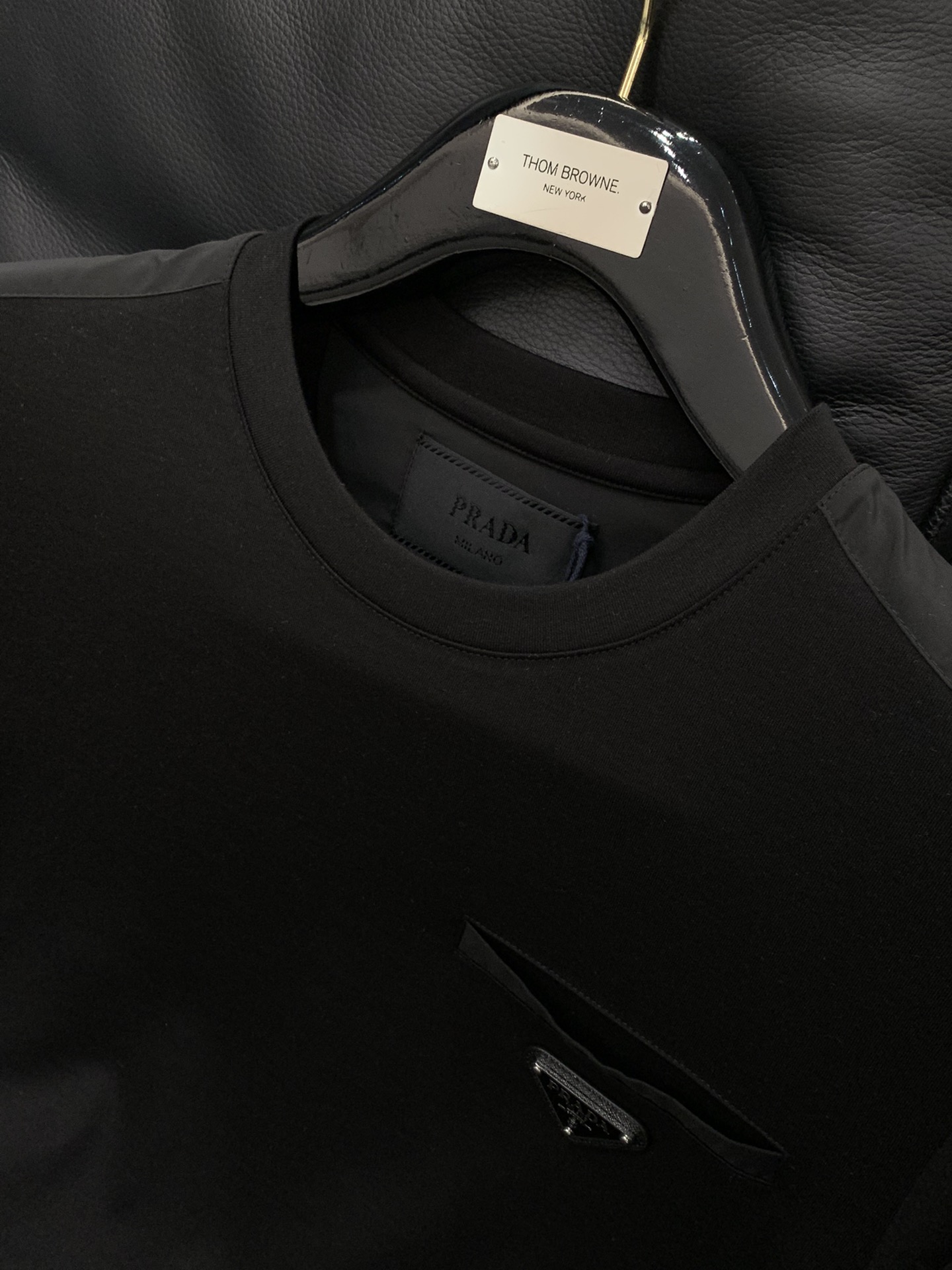 ，PRADA 普拉达，2025秋季最新品，专柜同步有售，时尚休闲圆领长袖T恤，进口原版面料，做工极为复杂