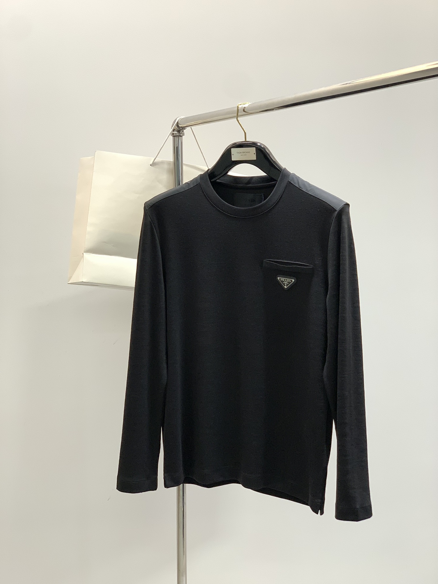 ，PRADA 普拉达，2025秋季最新品，专柜同步有售，时尚休闲圆领长袖T恤，进口原版面料，做工极为复杂