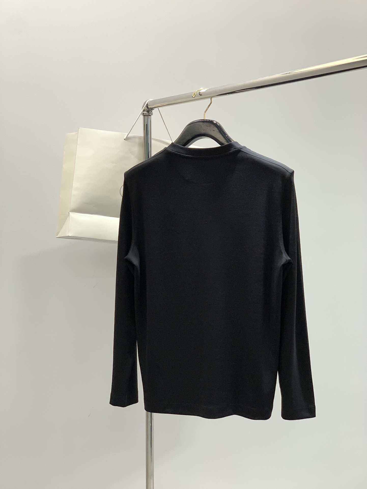 ，PRADA 普拉达，2025秋季最新品，专柜同步有售，时尚休闲圆领长袖T恤，进口原版面料，做工极为复杂