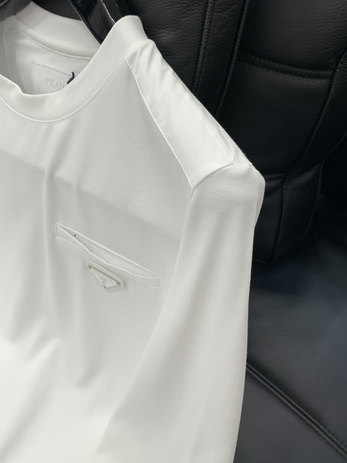 ，PRADA 普拉达，2025秋季最新品，专柜同步有售，时尚休闲圆领长袖T恤，进口原版面料，做工极为复杂