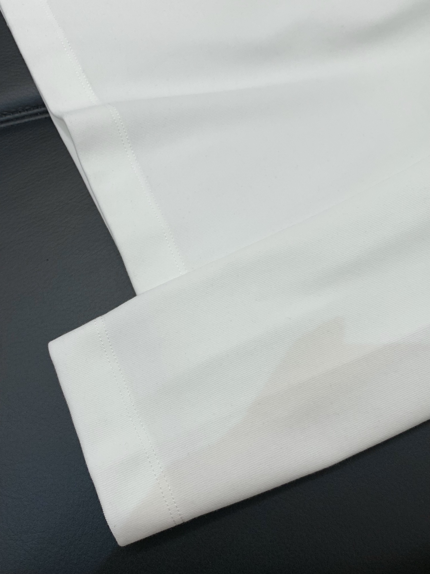 ，PRADA 普拉达，2025秋季最新品，专柜同步有售，时尚休闲圆领长袖T恤，进口原版面料，做工极为复杂