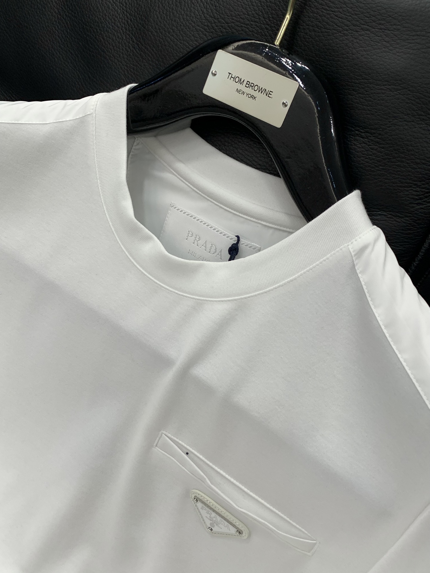 ，PRADA 普拉达，2025秋季最新品，专柜同步有售，时尚休闲圆领长袖T恤，进口原版面料，做工极为复杂