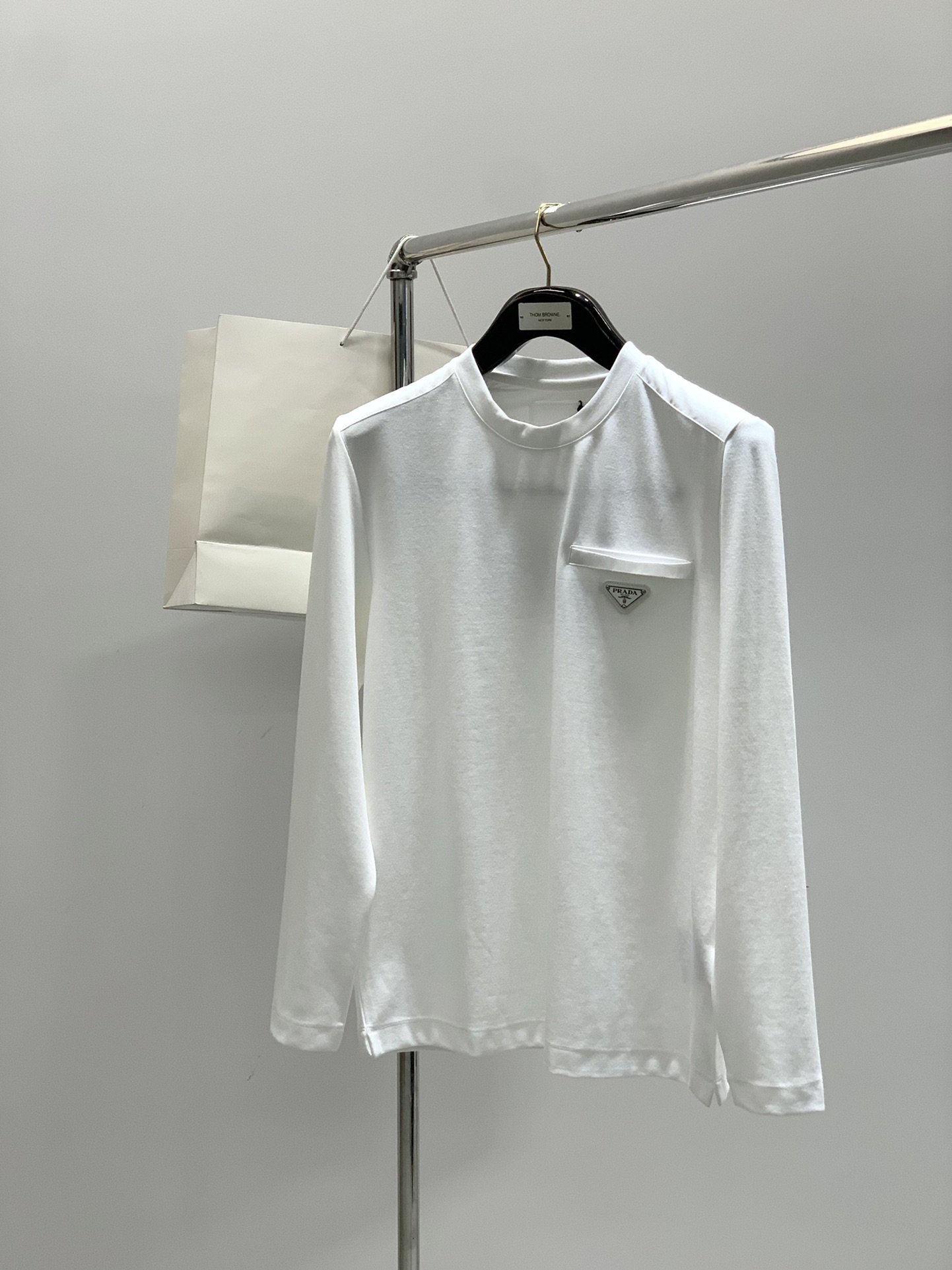 ，PRADA 普拉达，2025秋季最新品，专柜同步有售，时尚休闲圆领长袖T恤，进口原版面料，做工极为复杂