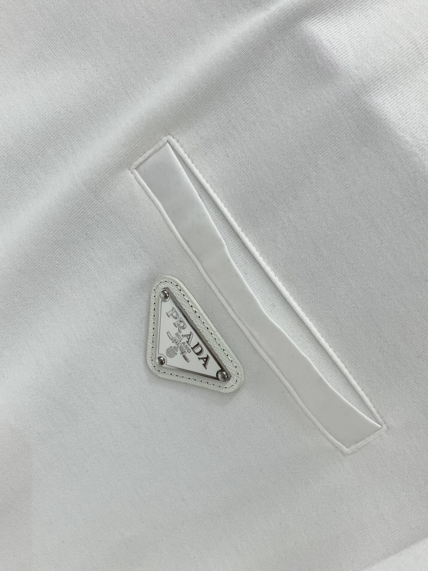 ，PRADA 普拉达，2025秋季最新品，专柜同步有售，时尚休闲圆领长袖T恤，进口原版面料，做工极为复杂