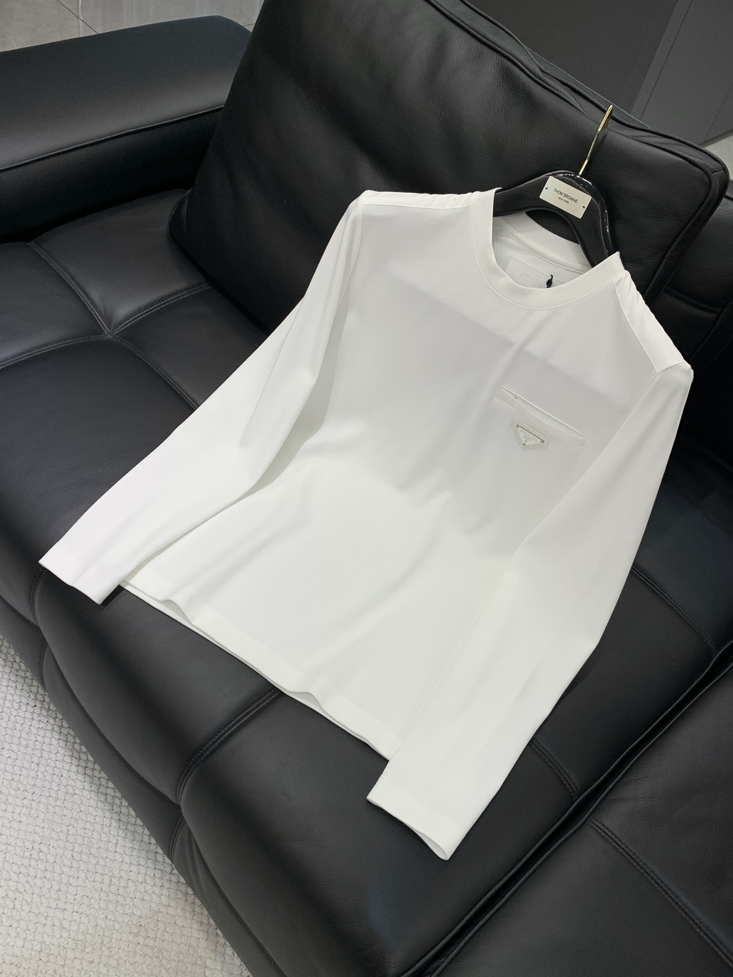 ，PRADA 普拉达，2025秋季最新品，专柜同步有售，时尚休闲圆领长袖T恤，进口原版面料，做工极为复杂