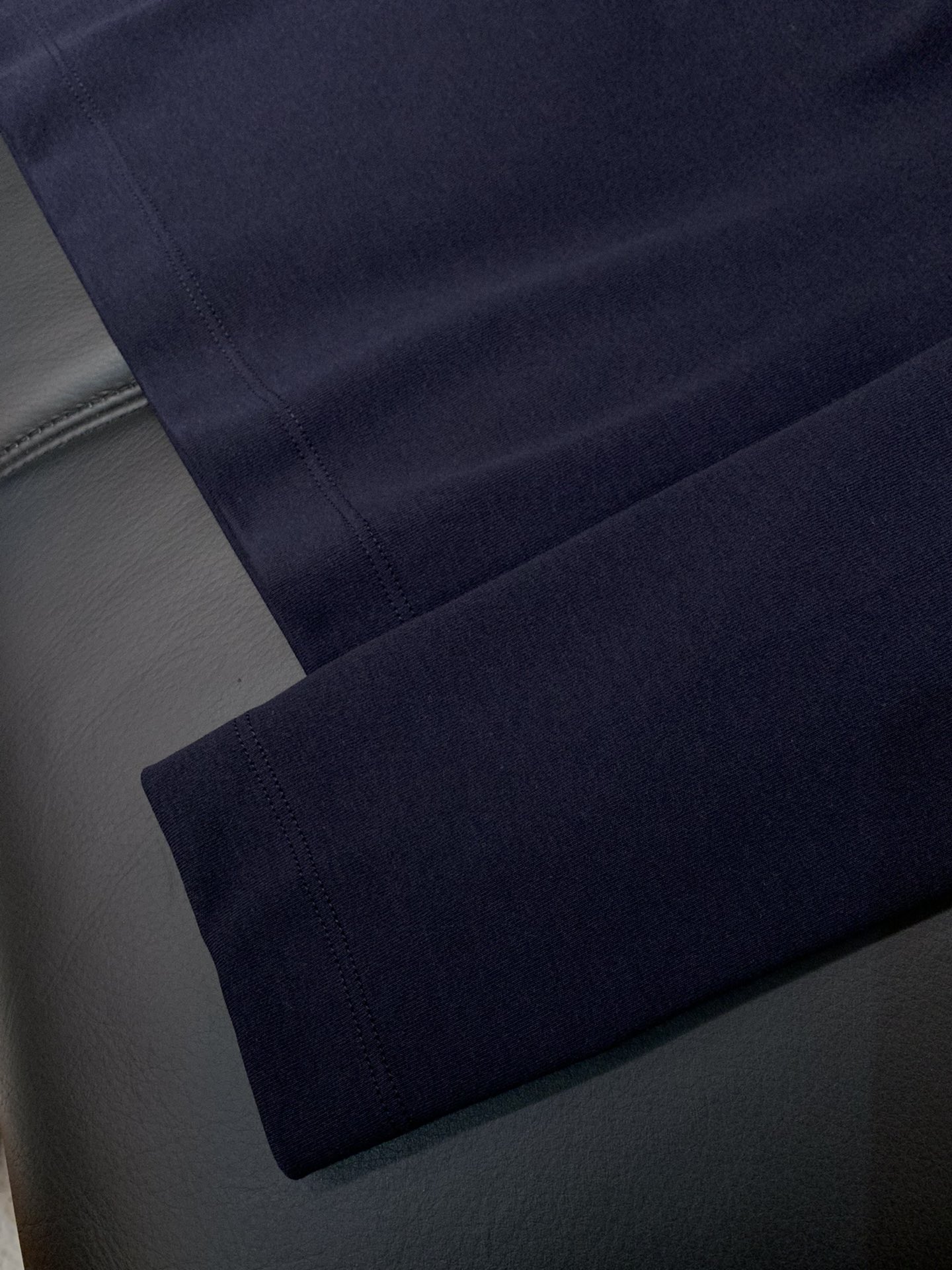 ，PRADA 普拉达，2025秋季最新品，专柜同步有售，时尚休闲圆领长袖T恤，进口原版面料，做工极为复杂