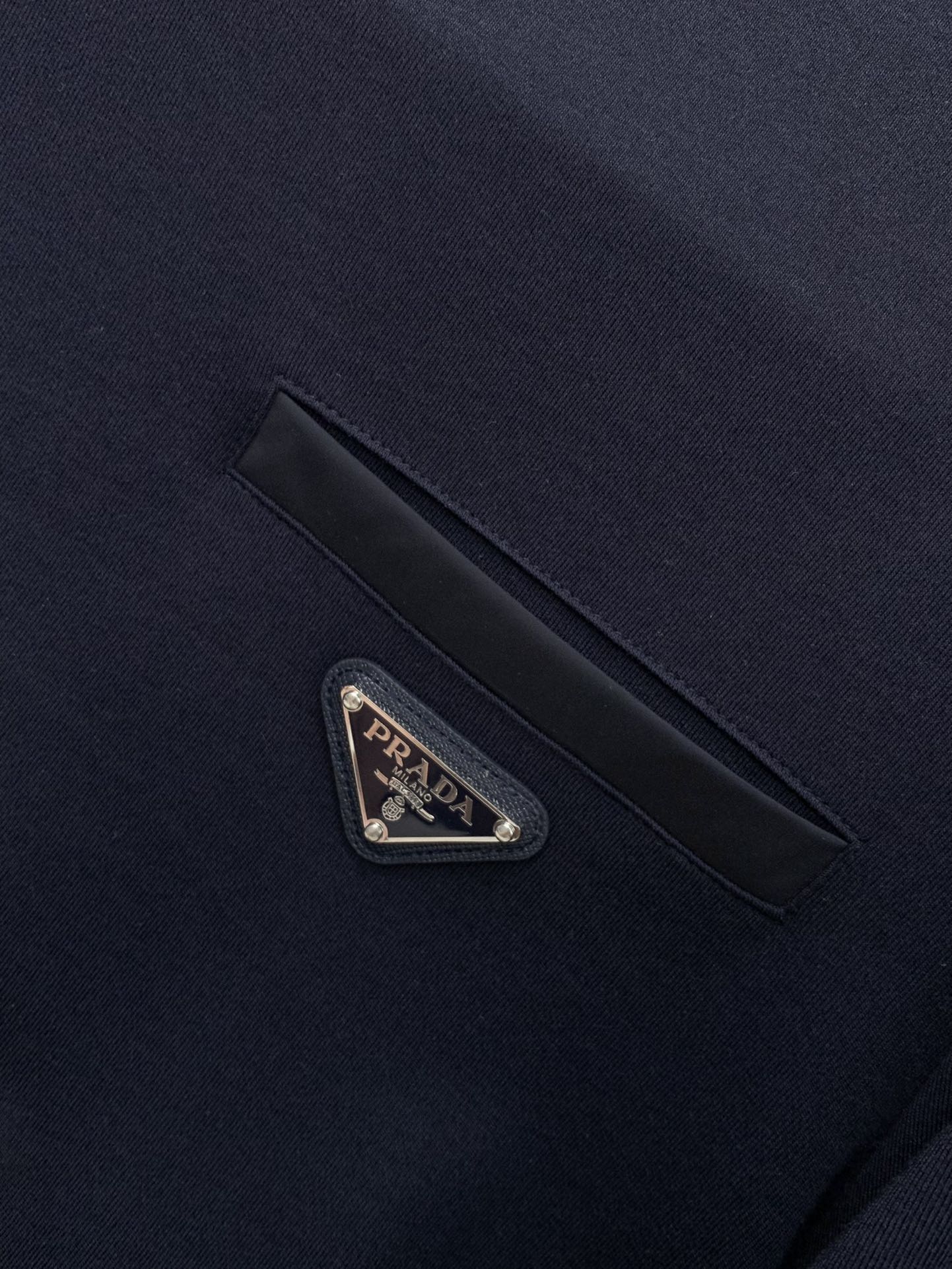 ，PRADA 普拉达，2025秋季最新品，专柜同步有售，时尚休闲圆领长袖T恤，进口原版面料，做工极为复杂