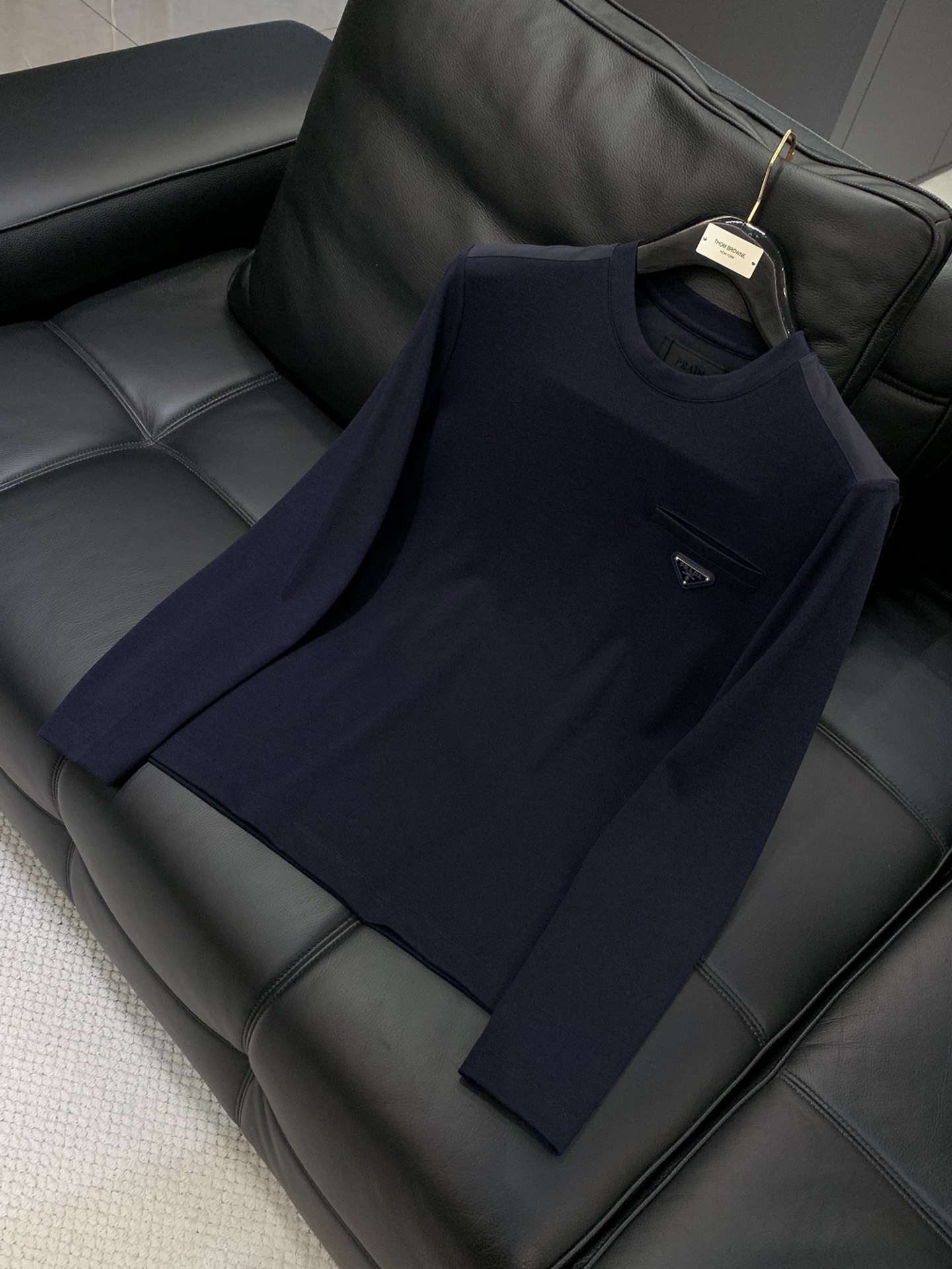 ，PRADA 普拉达，2025秋季最新品，专柜同步有售，时尚休闲圆领长袖T恤，进口原版面料，做工极为复杂