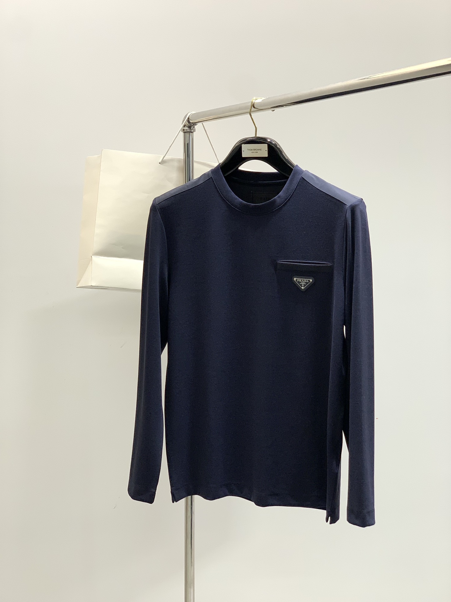 ，PRADA 普拉达，2025秋季最新品，专柜同步有售，时尚休闲圆领长袖T恤，进口原版面料，做工极为复杂