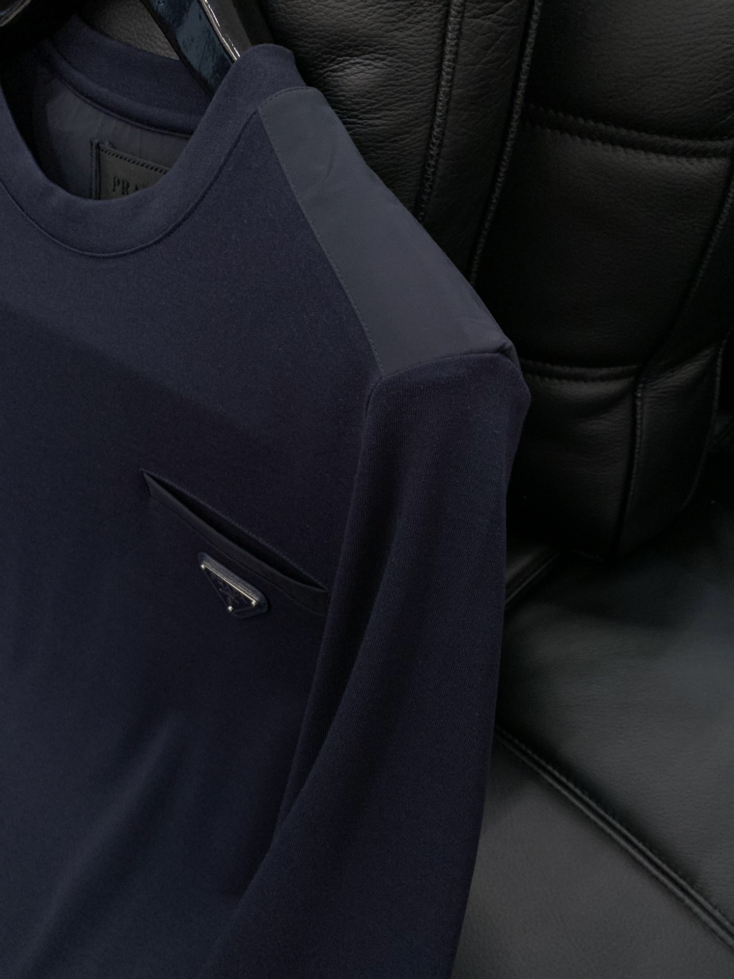 ，PRADA 普拉达，2025秋季最新品，专柜同步有售，时尚休闲圆领长袖T恤，进口原版面料，做工极为复杂