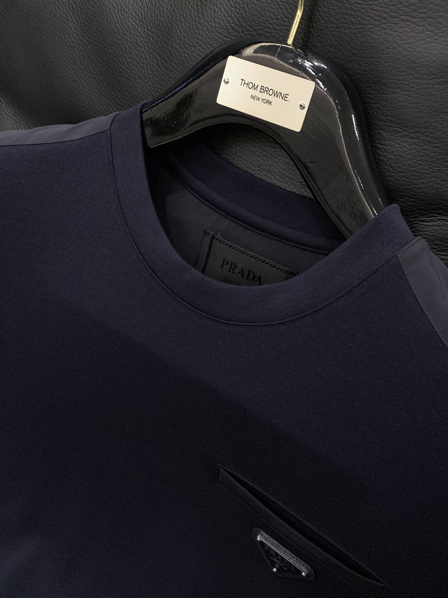 ，PRADA 普拉达，2025秋季最新品，专柜同步有售，时尚休闲圆领长袖T恤，进口原版面料，做工极为复杂