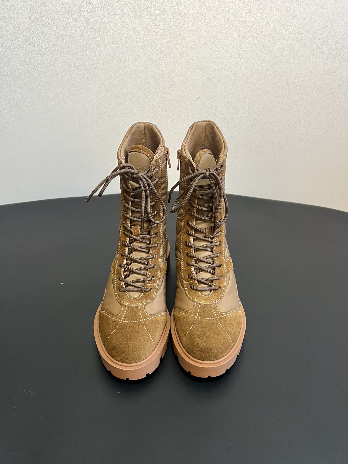 NO:512428,Top quality Celine｜25 autumn and winter new Margaret Martin boots Mid-tube boots, adjustable shoelaces, can fit different foot shapes; thick sole design, which has the effect of increasing height and modifying leg shapes, making the leg lines look more slender. Rubber sole, strong grip and wear-resistant, comfortable and versatile in daily wear. Whether it is black or khaki, it can be matched with short dresses, such as black velvet skirts and floral skirts, and a denim jacket on the outside to achieve a sweet and cool style collision. Upper ox backline/down cloth inner cotton lining, original open-soled sole Size35~40 (40 custom-made, non-return and exchange), boots, celine, boots, skirts, jackets & coats, down jacket19860909顶级品质 Celine｜25秋冬新品玛格丽特马丁靴 中筒靴型,鞋带可调节,能贴合不同脚型；厚底设计,兼具增高与修饰腿型的效果,让腿部线条更显纤细.橡胶大底,抓地力强且耐磨,日常穿着舒适又百搭. 无论是黑色还是卡其色,都能与短款连衣裙,如黑色丝绒裙、碎花裙搭配,外搭一件牛仔外套,实现甜与酷的风格碰撞. 鞋面牛反线/羽绒布 内里绵里 大底原版开模大底 Size35~40（40定制不退换）,靴子,celine,boots,skirts,jackets & coats,down jacket,Women's Shoes