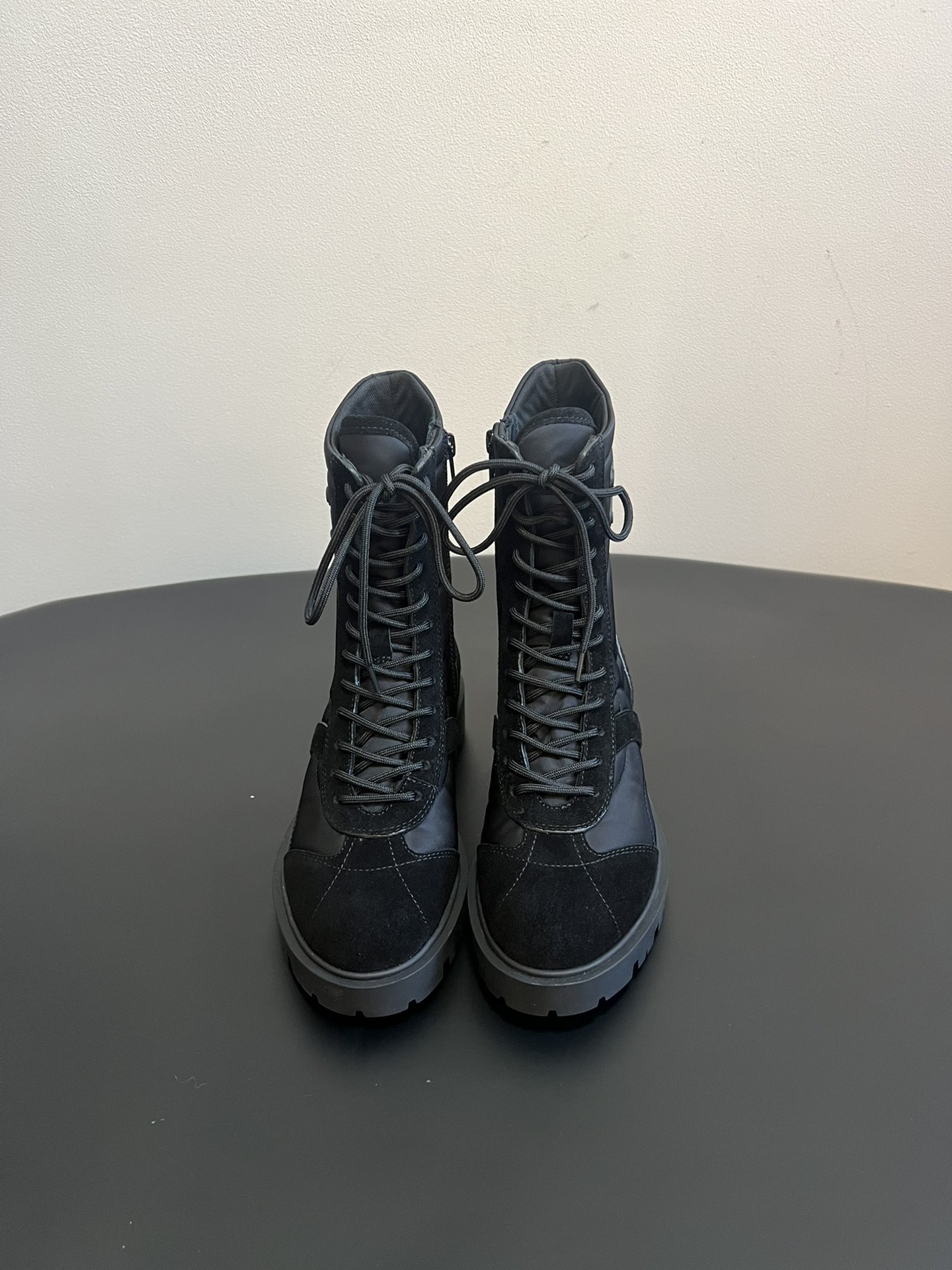 NO:512430,Top quality Celine｜25 autumn and winter new Margaret Martin boots Mid-tube boots, adjustable shoelaces, can fit different foot shapes; thick sole design, which combines the effect of perfection and modification of leg shapes, making the leg lines look more slender. Rubber sole, strong grip and wear-resistant, comfortable and versatile in daily wear. Whether it is black or khaki, it can be matched with short dresses, such as black velvet skirts and floral skirts, and a denim jacket on the outside to achieve a sweet and cool style collision. Upper ox backline/down cloth inner cotton lining, original open-soled sole Size35~40 (40 custom-made, non-return and exchange), boots, celine, boots, skirts, jackets & coats, down jacket19860909顶级品质 Celine｜25秋冬新品玛格丽特马丁靴 中筒靴型,鞋带可调节,能贴合不同脚型；厚底设计,兼具**与修饰腿型的效果,让腿部线条更显纤细.橡胶大底,抓地力强且耐磨,日常穿着舒适又百搭. 无论是黑色还是卡其色,都能与短款连衣裙,如黑色丝绒裙、碎花裙搭配,外搭一件牛仔外套,实现甜与酷的风格碰撞. 鞋面牛反线/羽绒布 内里绵里 大底原版开模大底 Size35~40（40定制不退换）,靴子,celine,boots,skirts,jackets & coats,down jacket,Women's Shoes