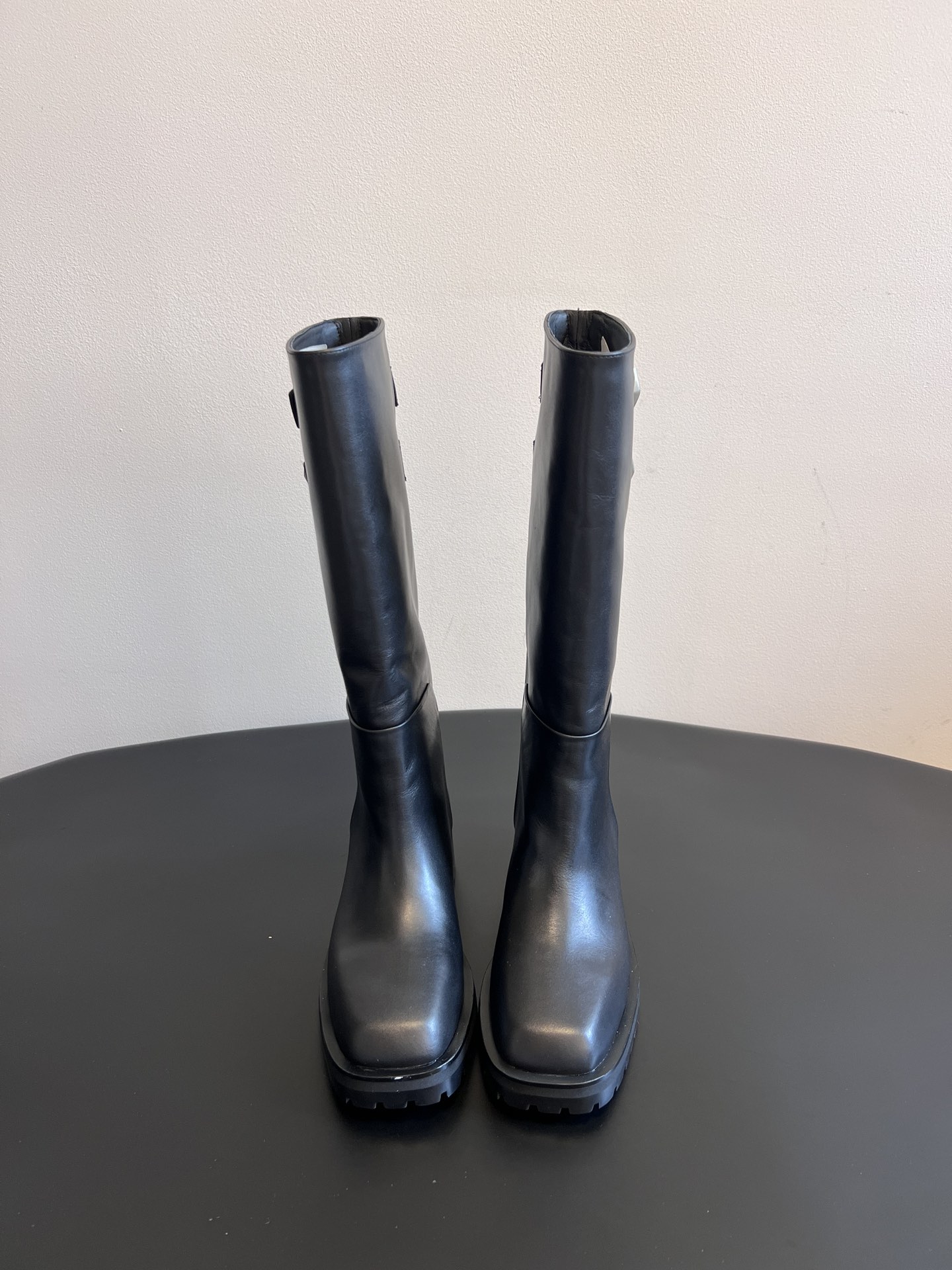 Jimmy Cho* 25ss 黑色金属扣饰牛皮靴采用优质牛皮打造，皮质细腻有光泽，质感高级；金属扣饰设