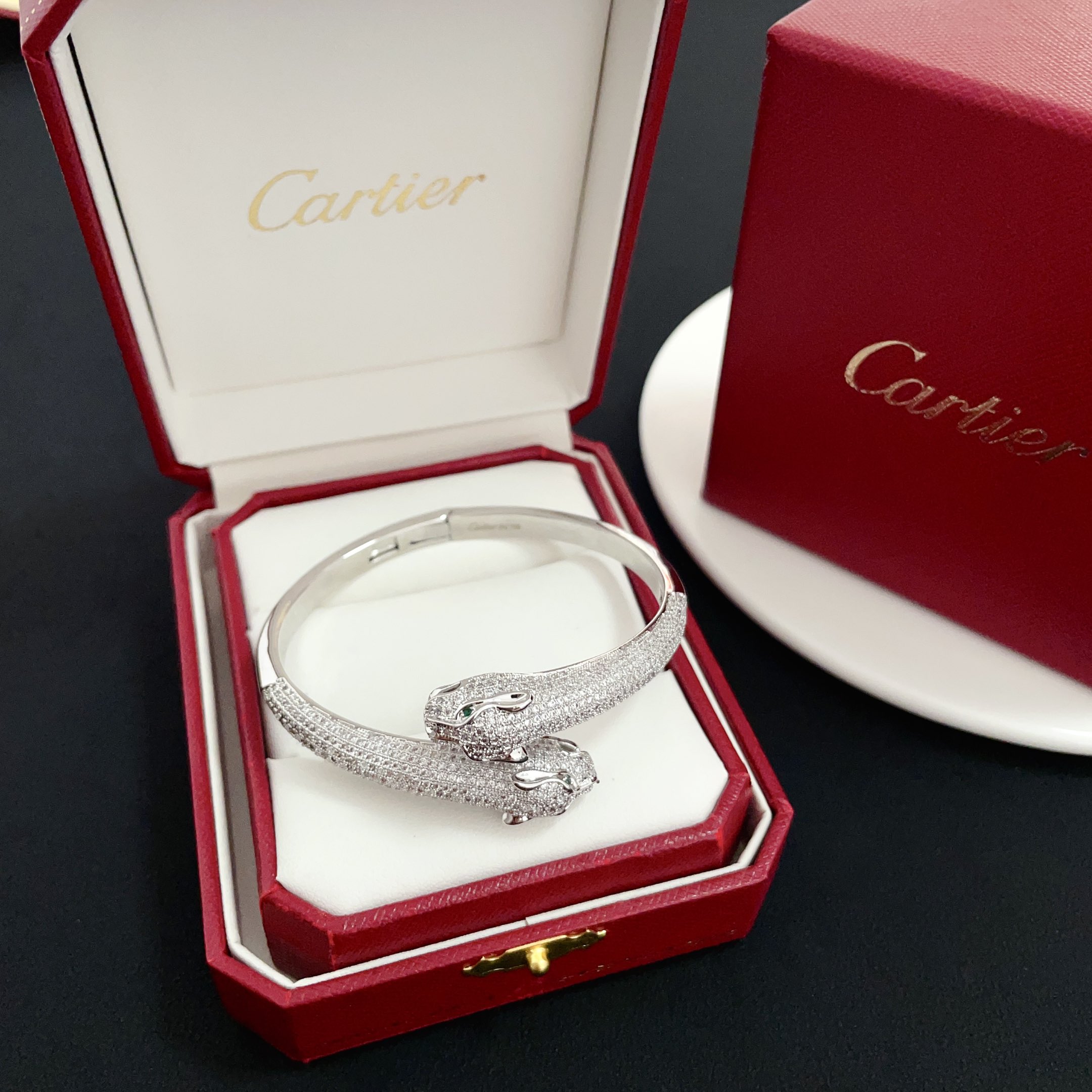 NO:516295,Cartier leopard head with diamond bracelet, high-end customized version, diamond inlay craftsmanship, V-gold material, classic and fashionable style, reconstructing love aesthetics with sharp lines!  Breaking the convention, diamond-inlaid design creates a high-end ceiling - no need to build glitz, love should be pure as before. Cartier is loved by many celebrities and internet celebrities. The Leopard series bracelet is definitely an eternal classic, and there is no limit on men and women, and no limit on age!  Wear it you are the focus!  , jewelry boutique, cartier, bracelet19860909卡地亚豹头带钻手镯 高端定制版本 镶嵌钻工艺 V金材质 经典而时尚风格 用凌厉线条重构爱情美学！打破常规,镶嵌钻设计反而成就高级感天花板——无需浮华堆砌,爱本应纯粹如初 卡地亚受众多明星网红的爱戴 豹子系列手镯 绝对是永恒经典 而且男女不限 年龄不限 ！戴上它你就是焦点！,饰品精品,cartier,bracelet,Jewelry