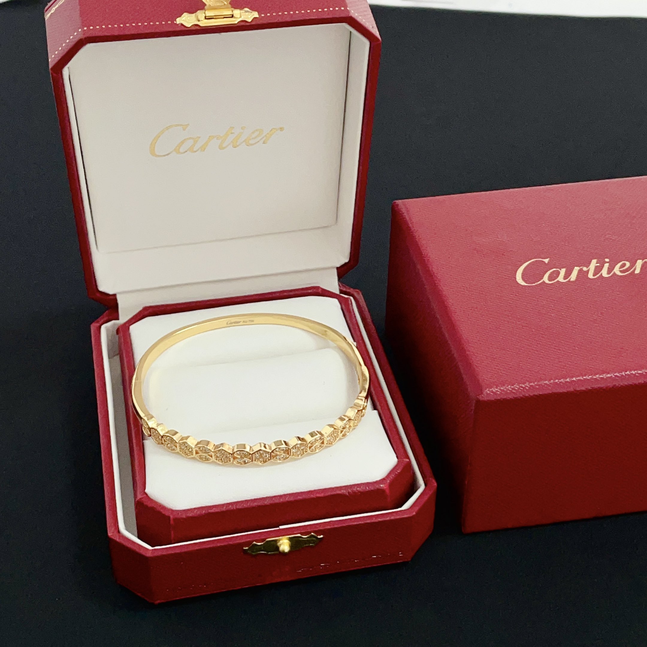 NO:516305,Cartier diamond-set bracelet, high-end customized version, diamond-set craftsmanship, V-gold material, classic and fashionable style, reconstructing love aesthetics with sharp lines!  Breaking the convention, diamond-inlaid design creates a high-end ceiling - no need to build glitz, love should be pure as before. Cartier is loved by many celebrities and internet celebrities. The Leopard series bracelet is definitely an eternal classic, and there is no limit on men and women, and no limit on age!  Wear it you are the focus!  , jewelry boutique, cartier, bracelet19860909卡地亚镶钻手镯 高端定制版本 镶嵌钻工艺 V金材质 经典而时尚风格 用凌厉线条重构爱情美学！打破常规,镶嵌钻设计反而成就高级感天花板——无需浮华堆砌,爱本应纯粹如初 卡地亚受众多明星网红的爱戴 豹子系列手镯 绝对是永恒经典 而且男女不限 年龄不限 ！戴上它你就是焦点！,饰品精品,cartier,bracelet,Jewelry