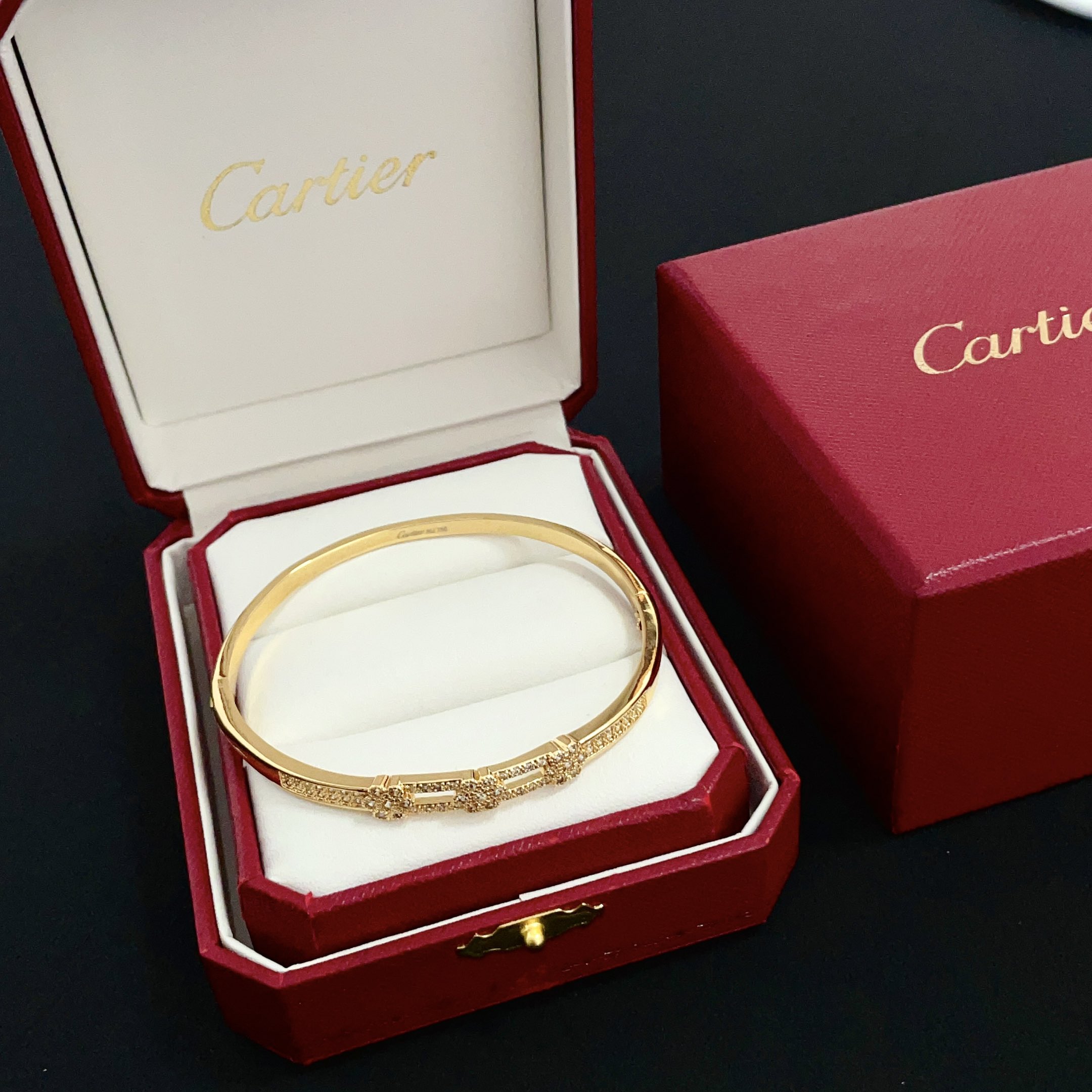 NO:516318,Cartier diamond-set bracelet, high-end customized version, diamond-set craftsmanship, V-gold material, classic and fashionable style, reconstructing love aesthetics with sharp lines!  Breaking the convention, diamond-inlaid design creates a high-end ceiling - no need to build glitz, love should be pure as before. Cartier is loved by many celebrities and internet celebrities. The Leopard series bracelet is definitely an eternal classic, and there is no limit on men and women, and no limit on age!  Wear it you are the focus!  , jewelry boutique, cartier, bracelet19860909卡地亚镶钻手镯 高端定制版本 镶嵌钻工艺 V金材质 经典而时尚风格 用凌厉线条重构爱情美学！打破常规,镶嵌钻设计反而成就高级感天花板——无需浮华堆砌,爱本应纯粹如初 卡地亚受众多明星网红的爱戴 豹子系列手镯 绝对是永恒经典 而且男女不限 年龄不限 ！戴上它你就是焦点！,饰品精品,cartier,bracelet,Jewelry