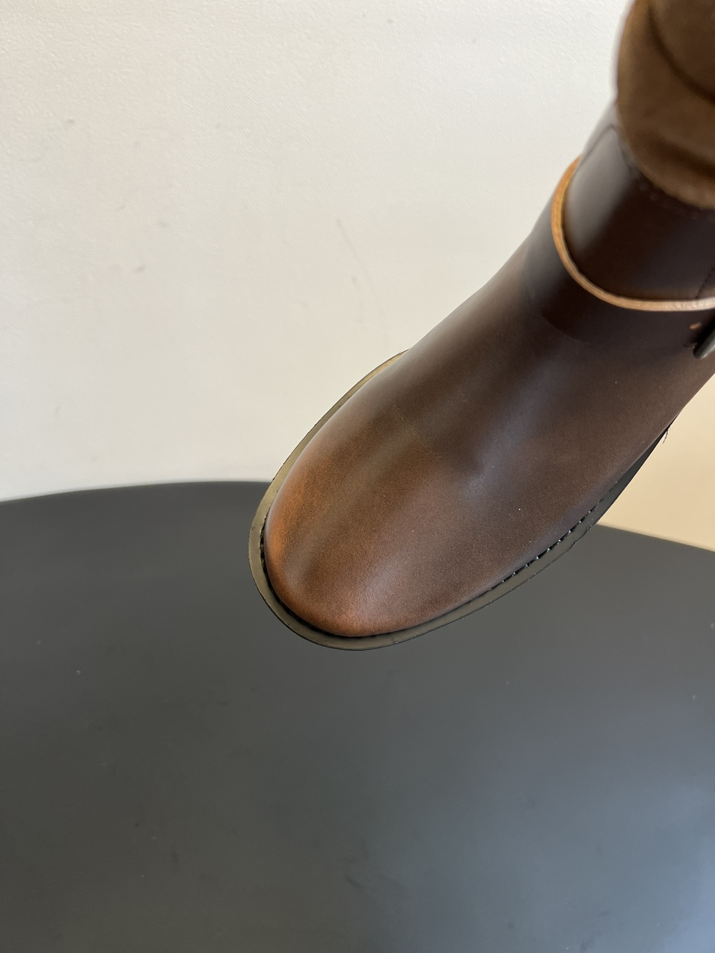 ICE DUS* 秋冬做旧擦色骑士靴采用亮面皮革与绒面材质拼接，皮革部分呈现出做旧的复古质感，绒面部分增