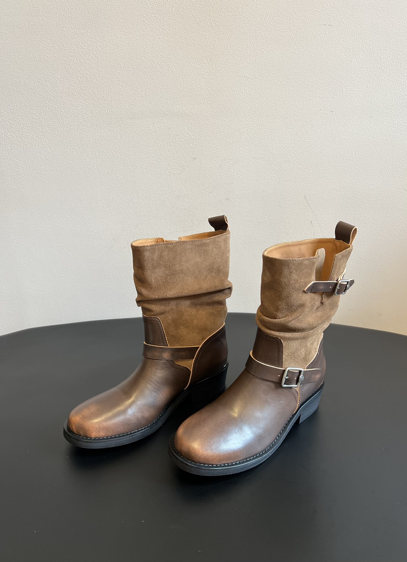 ICE DUS* 秋冬做旧擦色骑士靴采用亮面皮革与绒面材质拼接，皮革部分呈现出做旧的复古质感，绒面部分增