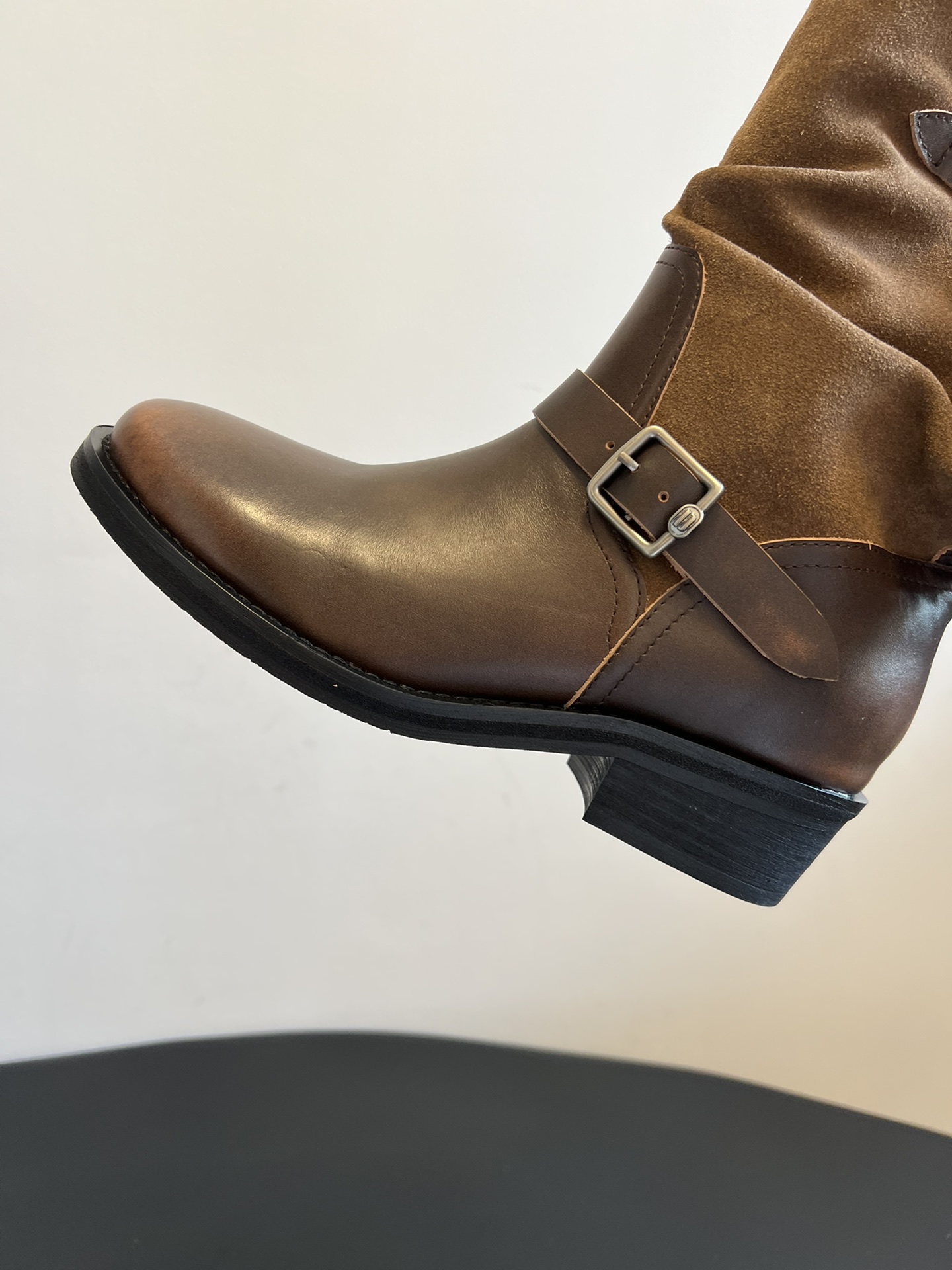 ICE DUS* 秋冬做旧擦色骑士靴采用亮面皮革与绒面材质拼接，皮革部分呈现出做旧的复古质感，绒面部分增