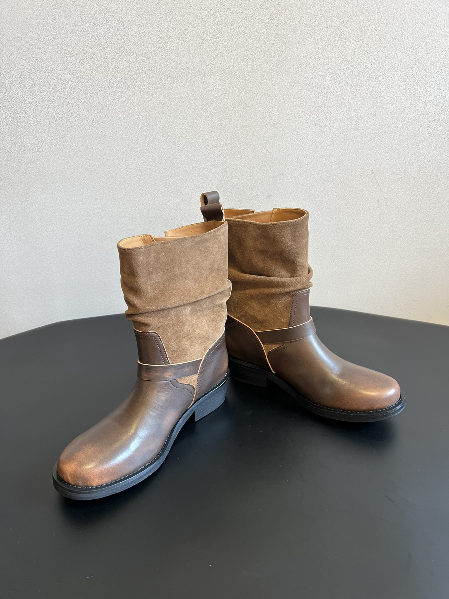 ICE DUS* 秋冬做旧擦色骑士靴采用亮面皮革与绒面材质拼接，皮革部分呈现出做旧的复古质感，绒面部分增