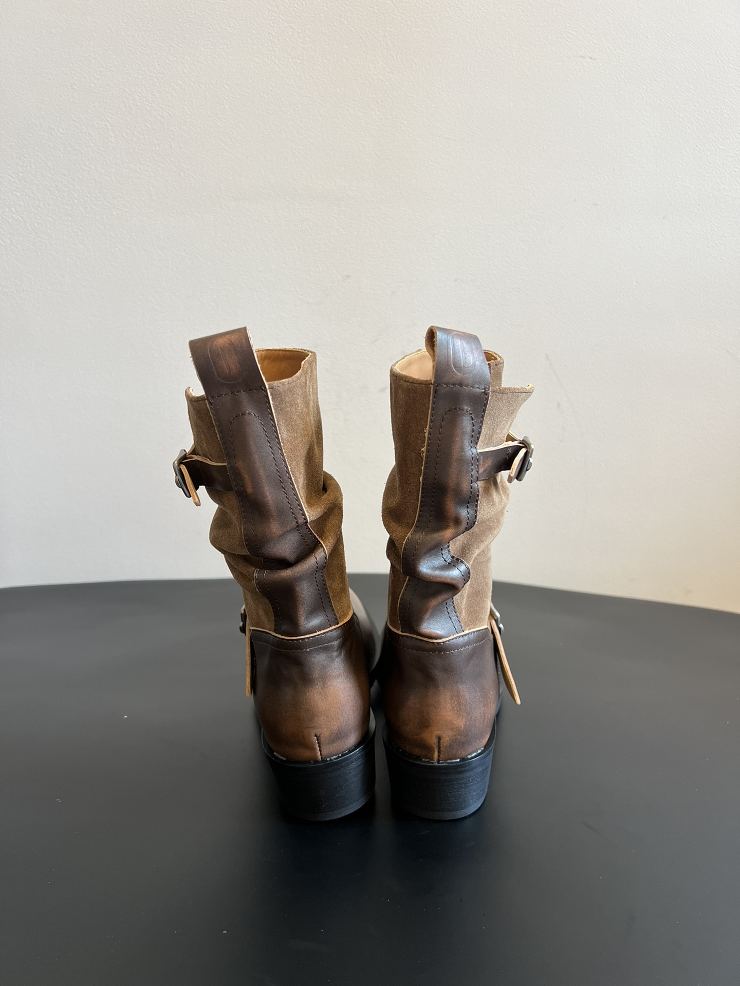 ICE DUS* 秋冬做旧擦色骑士靴采用亮面皮革与绒面材质拼接，皮革部分呈现出做旧的复古质感，绒面部分增