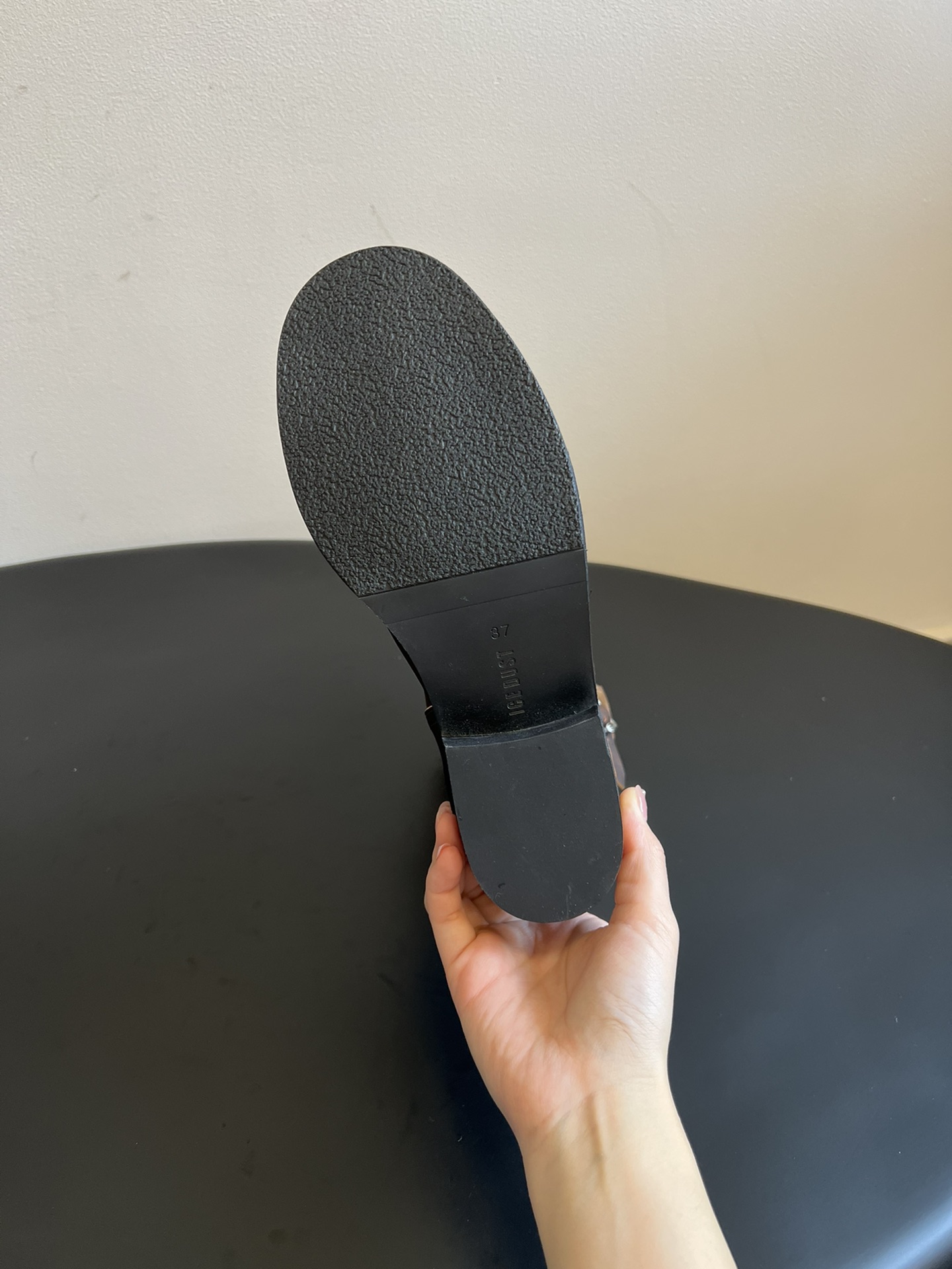 ICE DUS* 秋冬做旧擦色骑士靴采用亮面皮革与绒面材质拼接，皮革部分呈现出做旧的复古质感，绒面部分增