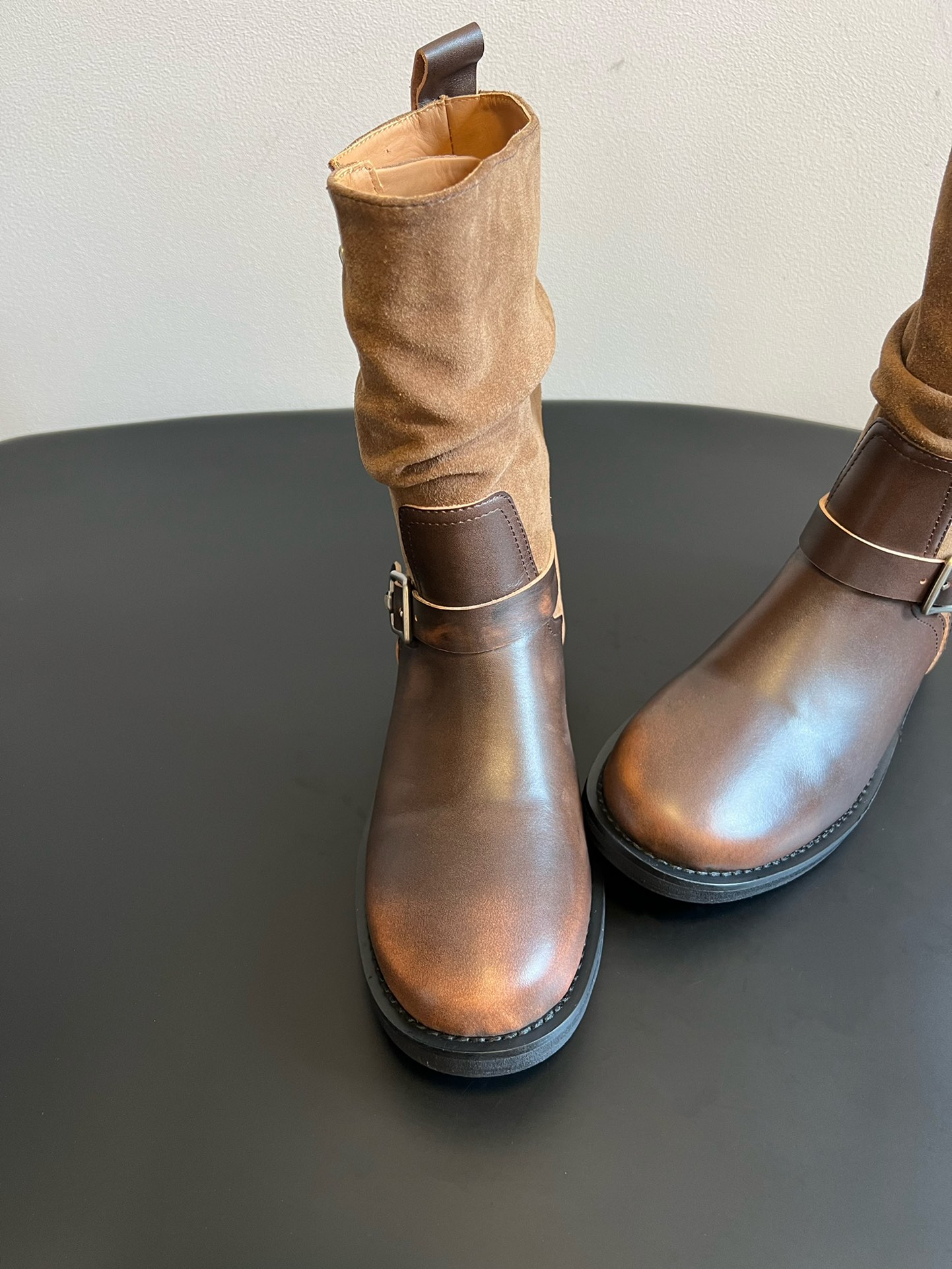 ICE DUS* 秋冬做旧擦色骑士靴采用亮面皮革与绒面材质拼接，皮革部分呈现出做旧的复古质感，绒面部分增