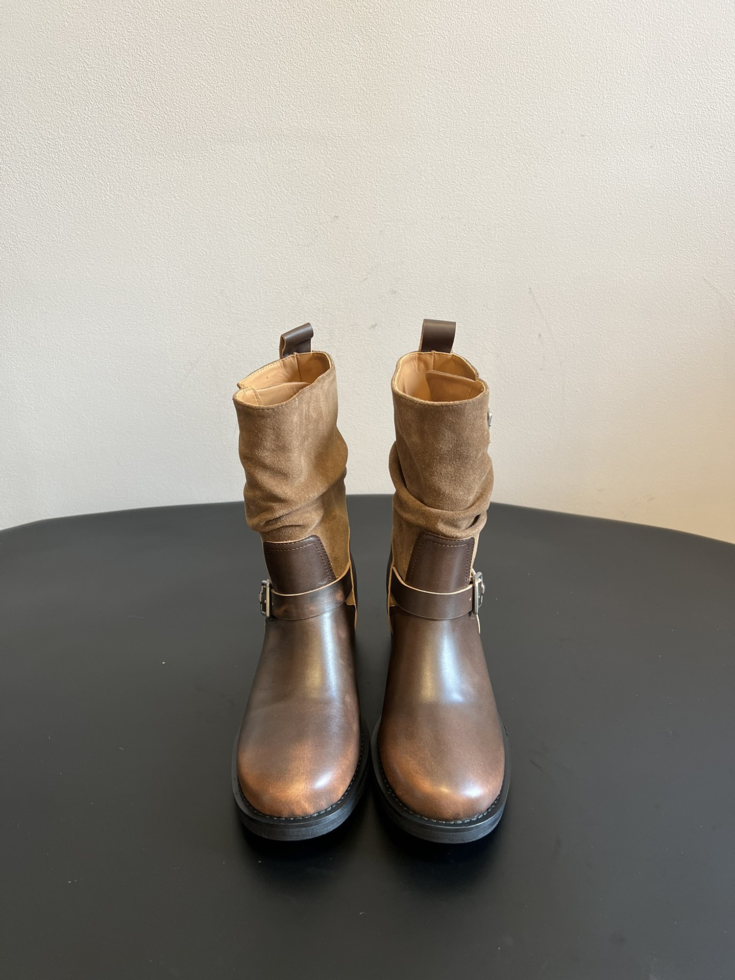 ICE DUS* 秋冬做旧擦色骑士靴采用亮面皮革与绒面材质拼接，皮革部分呈现出做旧的复古质感，绒面部分增