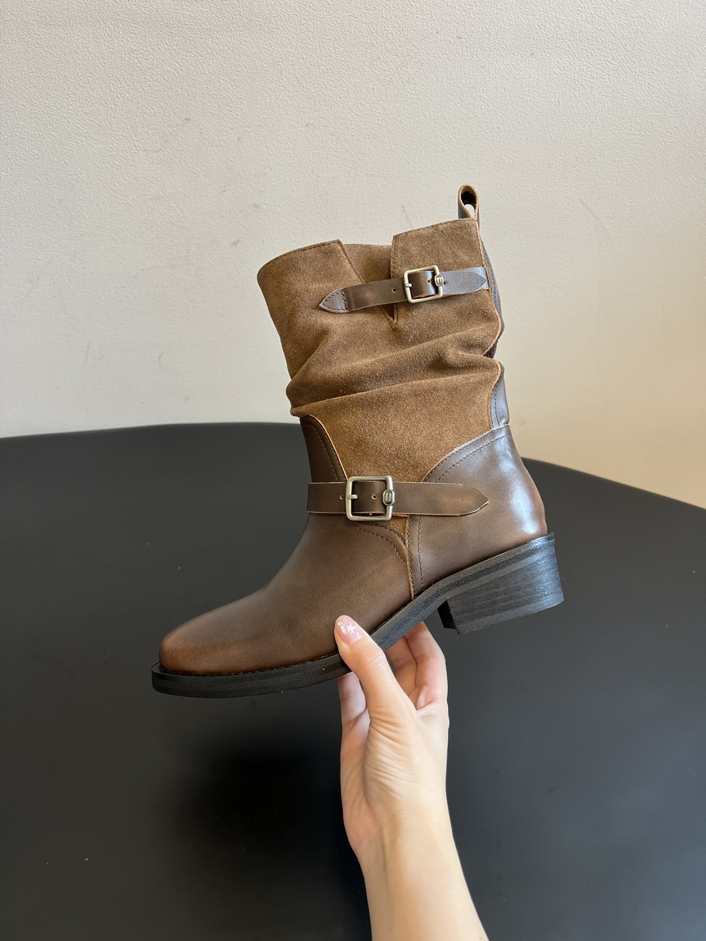 ICE DUS* 秋冬做旧擦色骑士靴采用亮面皮革与绒面材质拼接，皮革部分呈现出做旧的复古质感，绒面部分增