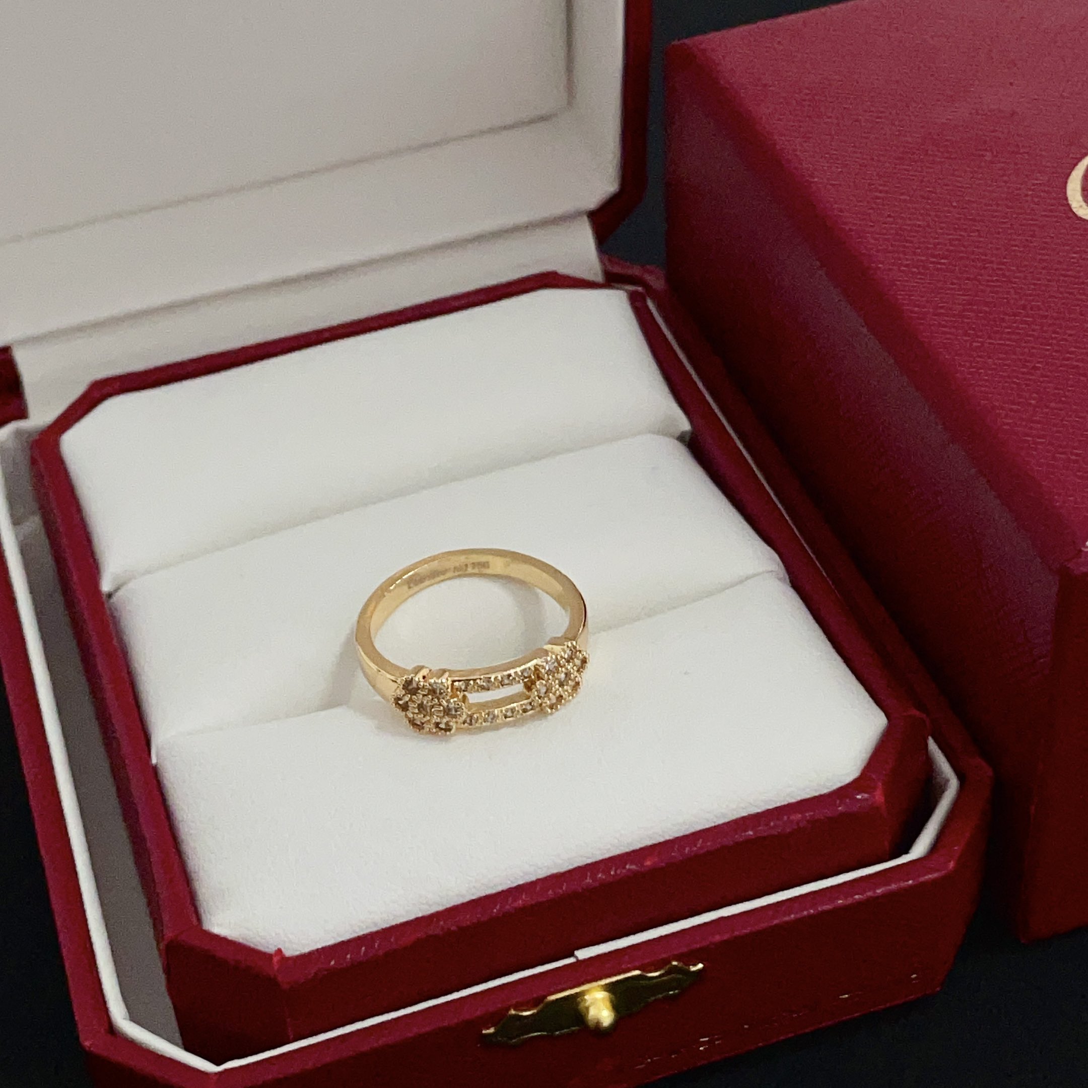 NO:516324,Cartier diamond ring, high-end customized version, diamond inlay craft, V-gold material, classic and fashionable style, reconstructing love aesthetics with sharp lines!  Breaking the convention, diamond-inlaid design creates a high-end ceiling - no need to build glitz, love should be pure as before. Cartier is loved by many celebrities and internet celebrities. The Leopard series bracelet is definitely an eternal classic, and there is no limit on men and women, and no limit on age!  Wear it you are the focus!  , jewelry boutique, cartier,ring,bracelet19860909卡地亚镶钻戒指 高端定制版本 镶嵌钻工艺 V金材质 经典而时尚风格 用凌厉线条重构爱情美学！打破常规,镶嵌钻设计反而成就高级感天花板——无需浮华堆砌,爱本应纯粹如初 卡地亚受众多明星网红的爱戴 豹子系列手镯 绝对是永恒经典 而且男女不限 年龄不限 ！戴上它你就是焦点！,饰品精品,cartier,ring,bracelet,Jewelry